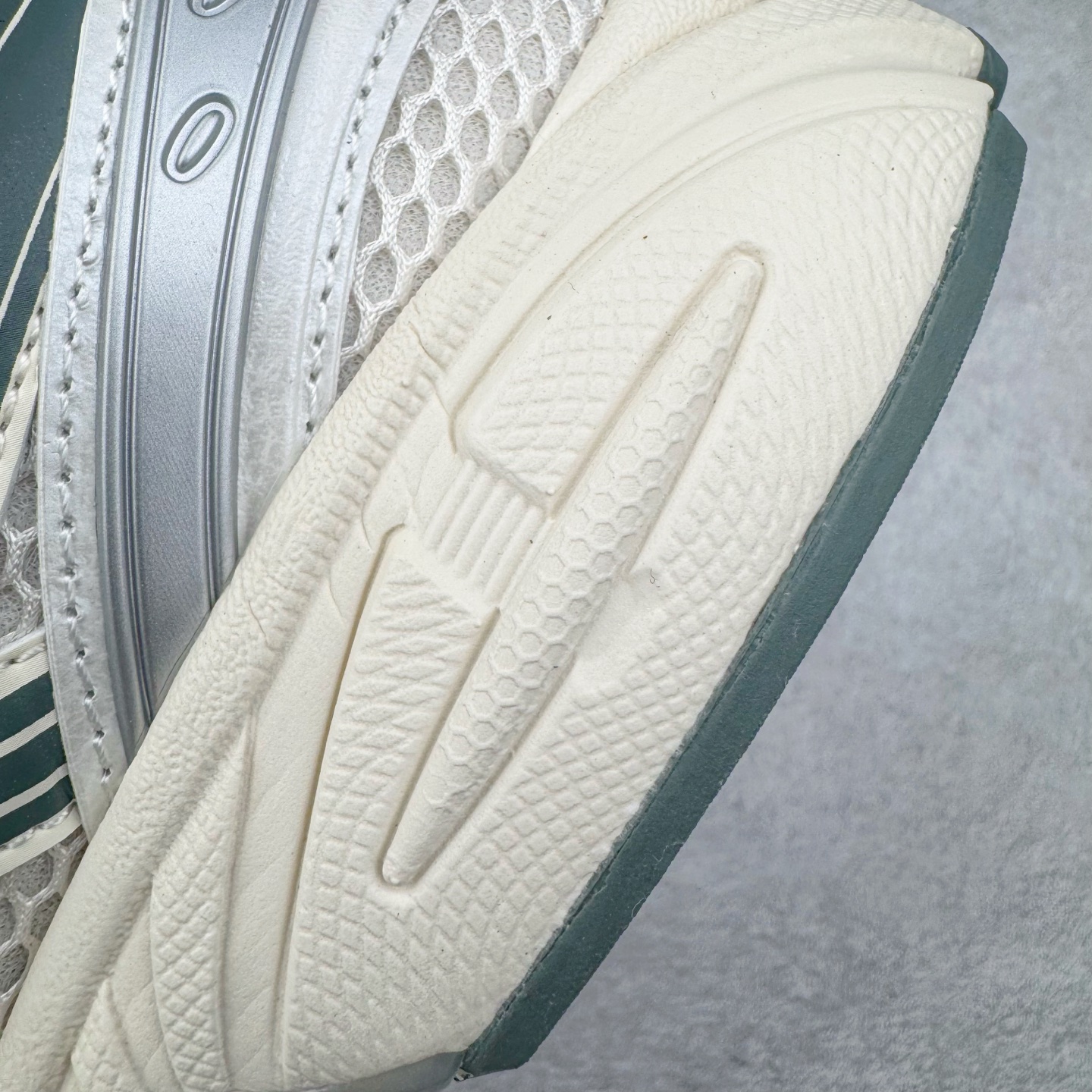 图片[13]-＃ZC总裁 Asics Gel-Kayano K14 亚瑟士系列复古舒适织物合成革减震防滑耐磨低帮休闲跑步鞋 市场顶级版本 原装纸板楦头开发 独家私模五层组合大底 原厂定制缓震硅胶加持 原盒原配 官方四联吊牌 一比一同步原鞋工艺和用料 鞋面原厂“三明治”多层网布 区别其他同价版本 鞋垫采用原厂OrthoLite欧索莱材质 非普通海玻璃鞋垫 后跟一样采用了GEL缓震胶 整体系列设计非常的科技感 锻炼跑步的同时让你一样时尚百搭 尺码：36 37 37.5 38 39 39.5 40 40.5 41.5 42 42.5 43.5 44 44.5 45 46-选品中心