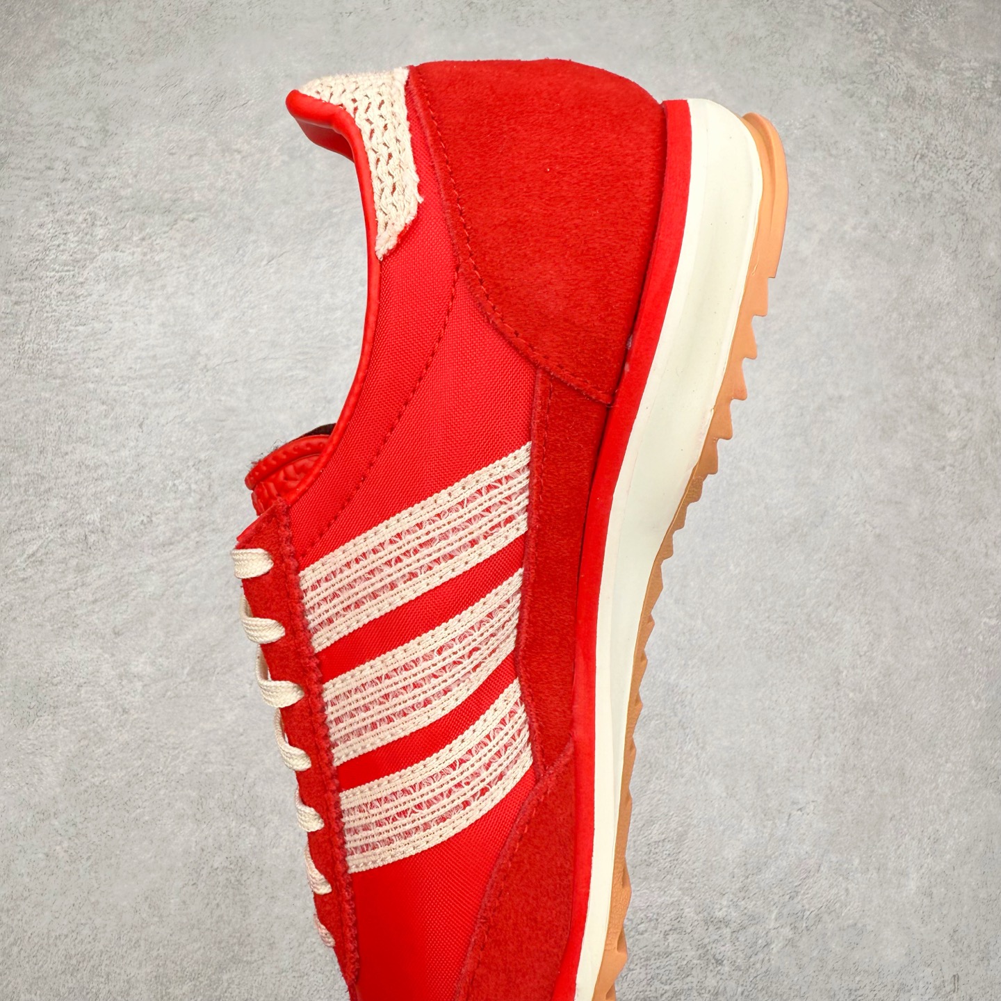 图片[7]-＃HP纯原 AD Wmns SL72 OG 系列德训足球风百搭低帮休闲运动板鞋 JI2746 采用高弹EVA+MODEL+RB三层组合底 区别市面RB一体大底 三层组合鞋底重量与原鞋一致 Originals 将有「T 头鞋」造型的诞生于 1972 年的 SL72 鞋款复刻带回 各位买鞋又有新选择了 1972 年 SL72 问世后 引领了后来阿迪达斯的跑鞋发展方向 其中「SL」代表了 Super Light 彰显了产品轻便的特性 1972 年 SL72 问世后 引领了后来阿迪达斯的跑鞋发展方向 其中「SL」代表了 Super Light 彰显了产品轻便的特性 这次 Originals 延续其轻质经典的基因 带来男女两款 SL72 男生款带来 SL72 RS 鞋型 RS 意为 Reshaped（重塑）鞋款在保留了经典的外观基础上 在尼龙材质里增加了填充物 使鞋型更加挺立和饱满 鞋头则更加圆润 鞋底的 EVA 材质则增加了鞋款的高度 女生款则带来 SL72 OG W 鞋型 OG 顾名思义则是致敬经典款式 相较于 RS（Reshaped）鞋款 鞋身更加纤细 其整体鞋身轮廓、线条、细节、材质上尊崇 70 年代 SL72 的设计 还原经典味道 尺码：36 36⅔ 37⅓ 38 38⅔ 39⅓ 40 40⅔ 41⅓ 42 42⅔ 43⅓ 44 44⅔ 45-选品中心