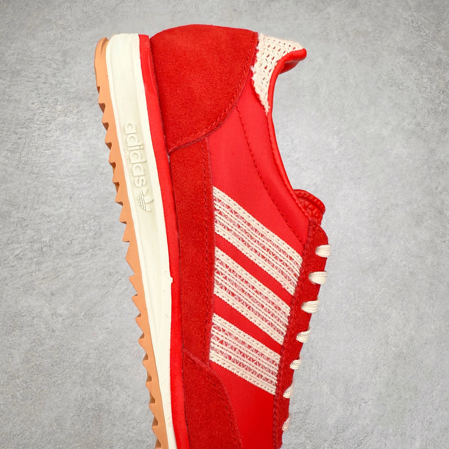 图片[6]-＃HP纯原 AD Wmns SL72 OG 系列德训足球风百搭低帮休闲运动板鞋 JI2746 采用高弹EVA+MODEL+RB三层组合底 区别市面RB一体大底 三层组合鞋底重量与原鞋一致 Originals 将有「T 头鞋」造型的诞生于 1972 年的 SL72 鞋款复刻带回 各位买鞋又有新选择了 1972 年 SL72 问世后 引领了后来阿迪达斯的跑鞋发展方向 其中「SL」代表了 Super Light 彰显了产品轻便的特性 1972 年 SL72 问世后 引领了后来阿迪达斯的跑鞋发展方向 其中「SL」代表了 Super Light 彰显了产品轻便的特性 这次 Originals 延续其轻质经典的基因 带来男女两款 SL72 男生款带来 SL72 RS 鞋型 RS 意为 Reshaped（重塑）鞋款在保留了经典的外观基础上 在尼龙材质里增加了填充物 使鞋型更加挺立和饱满 鞋头则更加圆润 鞋底的 EVA 材质则增加了鞋款的高度 女生款则带来 SL72 OG W 鞋型 OG 顾名思义则是致敬经典款式 相较于 RS（Reshaped）鞋款 鞋身更加纤细 其整体鞋身轮廓、线条、细节、材质上尊崇 70 年代 SL72 的设计 还原经典味道 尺码：36 36⅔ 37⅓ 38 38⅔ 39⅓ 40 40⅔ 41⅓ 42 42⅔ 43⅓ 44 44⅔ 45-选品中心