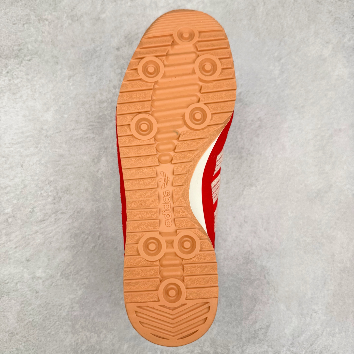 图片[9]-＃HP纯原 AD Wmns SL72 OG 系列德训足球风百搭低帮休闲运动板鞋 JI2746 采用高弹EVA+MODEL+RB三层组合底 区别市面RB一体大底 三层组合鞋底重量与原鞋一致 Originals 将有「T 头鞋」造型的诞生于 1972 年的 SL72 鞋款复刻带回 各位买鞋又有新选择了 1972 年 SL72 问世后 引领了后来阿迪达斯的跑鞋发展方向 其中「SL」代表了 Super Light 彰显了产品轻便的特性 1972 年 SL72 问世后 引领了后来阿迪达斯的跑鞋发展方向 其中「SL」代表了 Super Light 彰显了产品轻便的特性 这次 Originals 延续其轻质经典的基因 带来男女两款 SL72 男生款带来 SL72 RS 鞋型 RS 意为 Reshaped（重塑）鞋款在保留了经典的外观基础上 在尼龙材质里增加了填充物 使鞋型更加挺立和饱满 鞋头则更加圆润 鞋底的 EVA 材质则增加了鞋款的高度 女生款则带来 SL72 OG W 鞋型 OG 顾名思义则是致敬经典款式 相较于 RS（Reshaped）鞋款 鞋身更加纤细 其整体鞋身轮廓、线条、细节、材质上尊崇 70 年代 SL72 的设计 还原经典味道 尺码：36 36⅔ 37⅓ 38 38⅔ 39⅓ 40 40⅔ 41⅓ 42 42⅔ 43⅓ 44 44⅔ 45-选品中心