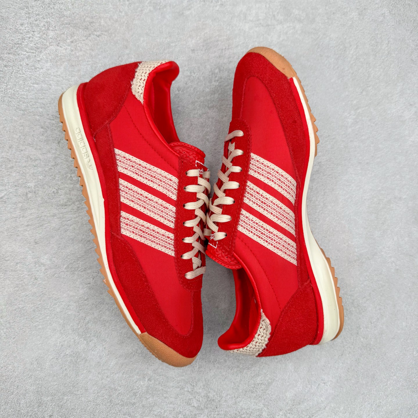 图片[3]-＃HP纯原 AD Wmns SL72 OG 系列德训足球风百搭低帮休闲运动板鞋 JI2746 采用高弹EVA+MODEL+RB三层组合底 区别市面RB一体大底 三层组合鞋底重量与原鞋一致 Originals 将有「T 头鞋」造型的诞生于 1972 年的 SL72 鞋款复刻带回 各位买鞋又有新选择了 1972 年 SL72 问世后 引领了后来阿迪达斯的跑鞋发展方向 其中「SL」代表了 Super Light 彰显了产品轻便的特性 1972 年 SL72 问世后 引领了后来阿迪达斯的跑鞋发展方向 其中「SL」代表了 Super Light 彰显了产品轻便的特性 这次 Originals 延续其轻质经典的基因 带来男女两款 SL72 男生款带来 SL72 RS 鞋型 RS 意为 Reshaped（重塑）鞋款在保留了经典的外观基础上 在尼龙材质里增加了填充物 使鞋型更加挺立和饱满 鞋头则更加圆润 鞋底的 EVA 材质则增加了鞋款的高度 女生款则带来 SL72 OG W 鞋型 OG 顾名思义则是致敬经典款式 相较于 RS（Reshaped）鞋款 鞋身更加纤细 其整体鞋身轮廓、线条、细节、材质上尊崇 70 年代 SL72 的设计 还原经典味道 尺码：36 36⅔ 37⅓ 38 38⅔ 39⅓ 40 40⅔ 41⅓ 42 42⅔ 43⅓ 44 44⅔ 45-选品中心