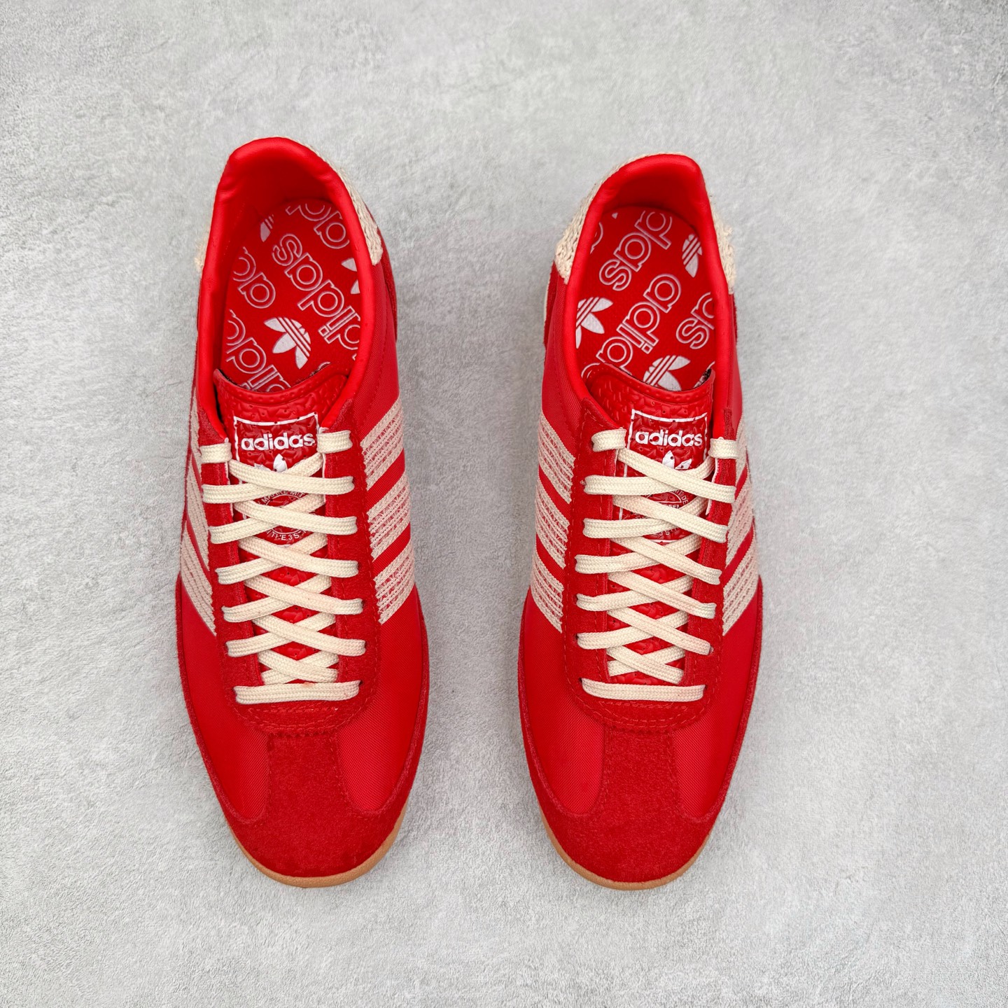 图片[2]-＃HP纯原 AD Wmns SL72 OG 系列德训足球风百搭低帮休闲运动板鞋 JI2746 采用高弹EVA+MODEL+RB三层组合底 区别市面RB一体大底 三层组合鞋底重量与原鞋一致 Originals 将有「T 头鞋」造型的诞生于 1972 年的 SL72 鞋款复刻带回 各位买鞋又有新选择了 1972 年 SL72 问世后 引领了后来阿迪达斯的跑鞋发展方向 其中「SL」代表了 Super Light 彰显了产品轻便的特性 1972 年 SL72 问世后 引领了后来阿迪达斯的跑鞋发展方向 其中「SL」代表了 Super Light 彰显了产品轻便的特性 这次 Originals 延续其轻质经典的基因 带来男女两款 SL72 男生款带来 SL72 RS 鞋型 RS 意为 Reshaped（重塑）鞋款在保留了经典的外观基础上 在尼龙材质里增加了填充物 使鞋型更加挺立和饱满 鞋头则更加圆润 鞋底的 EVA 材质则增加了鞋款的高度 女生款则带来 SL72 OG W 鞋型 OG 顾名思义则是致敬经典款式 相较于 RS（Reshaped）鞋款 鞋身更加纤细 其整体鞋身轮廓、线条、细节、材质上尊崇 70 年代 SL72 的设计 还原经典味道 尺码：36 36⅔ 37⅓ 38 38⅔ 39⅓ 40 40⅔ 41⅓ 42 42⅔ 43⅓ 44 44⅔ 45-选品中心