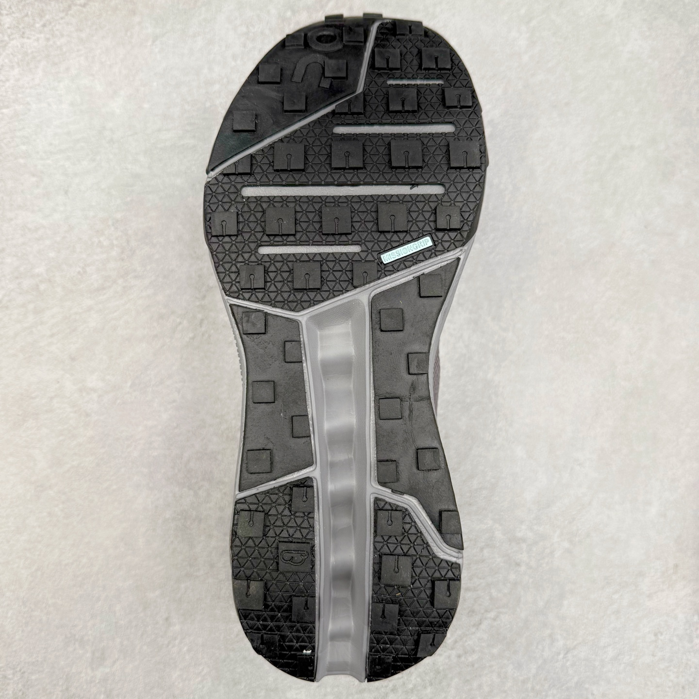 图片[9]-On昂跑 Cloudnova 轻量舒适织物回弹减震透气轻便耐磨防滑低帮休闲跑步鞋 昂跑运动品牌 开创于2010年 缓震着陆、强效回弹、轻柔质感的设计构思始终是ON研制关键 与此同时基于“为全球提供革新性的跑步感受”信念 陆续推出了多款跑鞋及其以专业运动人体跑步工程学为设计关键的功能性跑步服饰设备 让跑者不费力气地畅快畅跑 尺码：36 36.5 37.5 38 38.5 39 40 40.5 41 42 42.5 43 44 44.5 45-选品中心