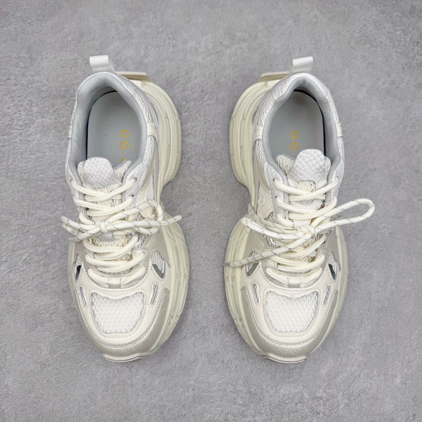 图片[2]-GG-CC Chunky Low百搭休闲运动厚底增高老爹鞋系列 广东大厂出品 完美细节 25ss春季新款厚底增高 大长腿 时髦look轻松定格 不费力展现率性氛围 高档银盒 酷帅机能风不规则设计大底 白银拼色造型设计 轻便舒适百搭 GGCC厚底增高简直就是小个子的快乐!不管怎么搭都好看~ 尺码：35 36 37 38 39 40-选品中心