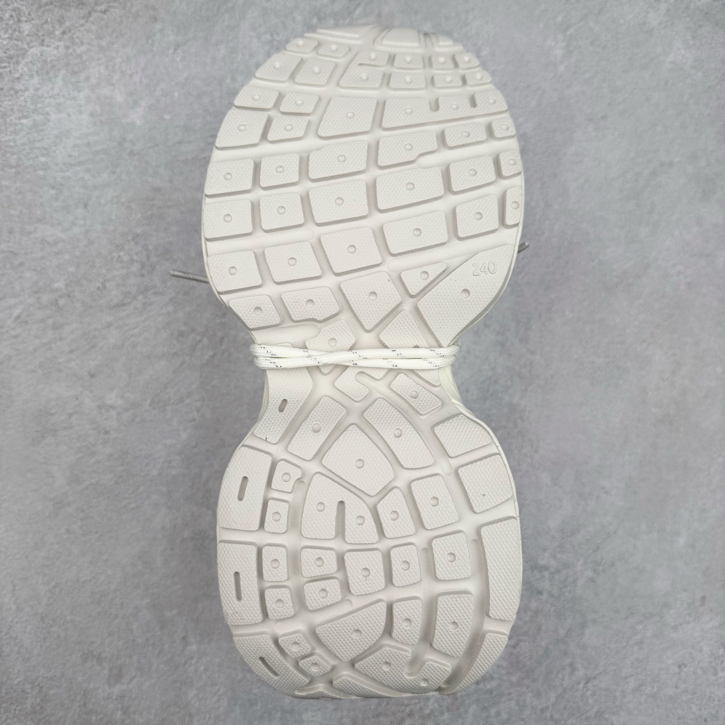 图片[9]-GG-CC Chunky Low百搭休闲运动厚底增高老爹鞋系列 广东大厂出品 完美细节 25ss春季新款厚底增高 大长腿 时髦look轻松定格 不费力展现率性氛围 高档银盒 酷帅机能风不规则设计大底 白银拼色造型设计 轻便舒适百搭 GGCC厚底增高简直就是小个子的快乐!不管怎么搭都好看~ 尺码：35 36 37 38 39 40-选品中心