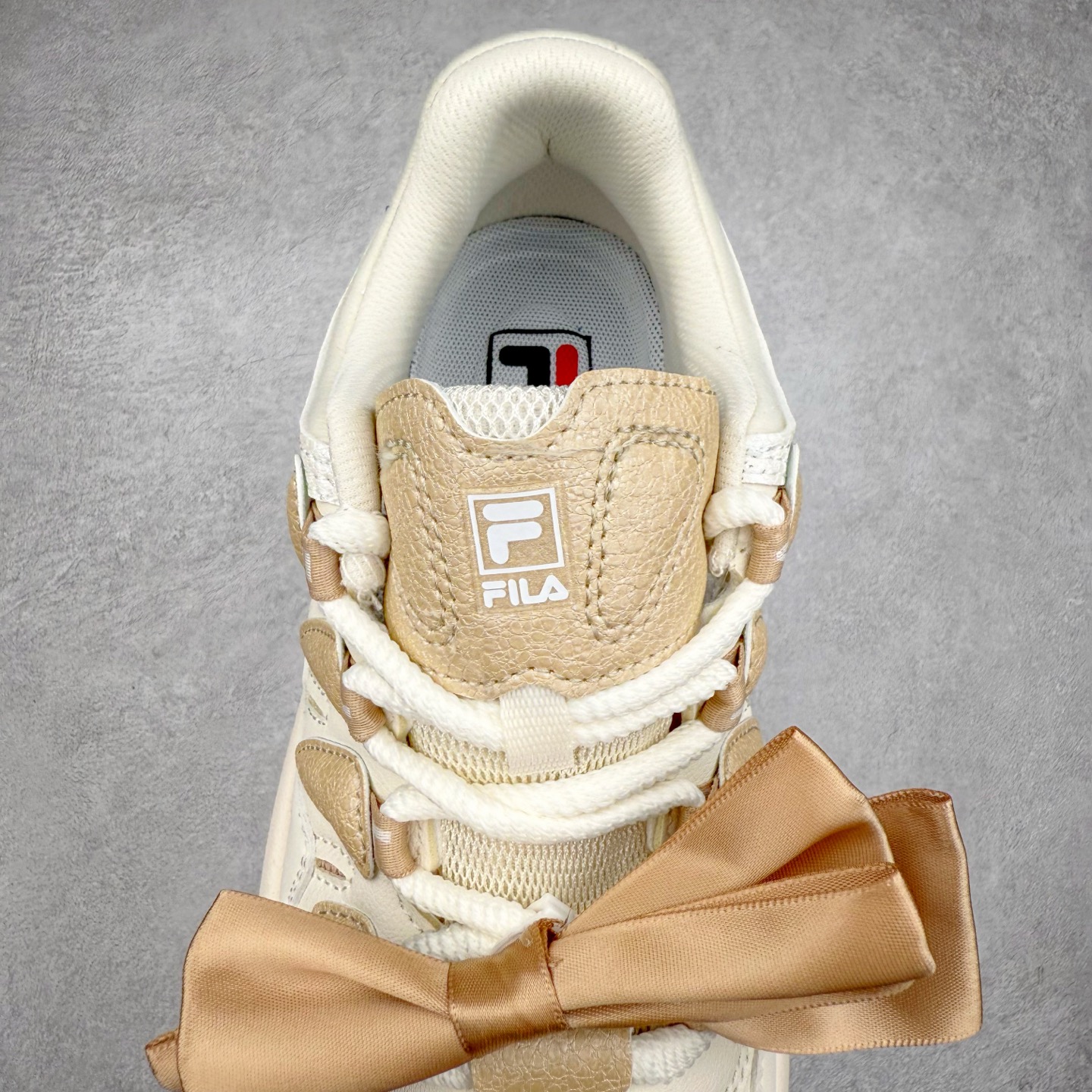 图片[5]-FILA CARROT 2 斐乐萝卜鞋2.0 经典百搭休闲 防滑减震耐磨低帮板鞋 传承了 FILA 的百年基因，融入年轻运动及潮流文化，成为引领变革、创新突破的一代。以“1+N” 的跨界合作模式重现经典的同时创造经典。带来最出其不意的跨界合作惊喜。同时，FILAFUSION把FILA 的 DNA 融入到定制体验里，你可以随心制造厲于你的产品。FILA FUSION 的鞋家族涵盖了老爹鞋、跑步鞋、网球鞋、季节款。风格复古新潮，满足了时尚人士出行及各类运动的搭配需求，成为当下年轻人筷拥的鞋类品牌之一。FILA FUSION 走进年轻人的世界，通过年轻人运动，街舞，滑板，篮球，展现 FILA FUSION 的潮流态度和年轻文化。FILA FUSION 认为末来属于引领变革、创新突破的年轻一代，让我们一起构成 FILA 未来的蓝图吧！尺码：35.5 36 36.5 37.5 38 38.5 39 40-选品中心