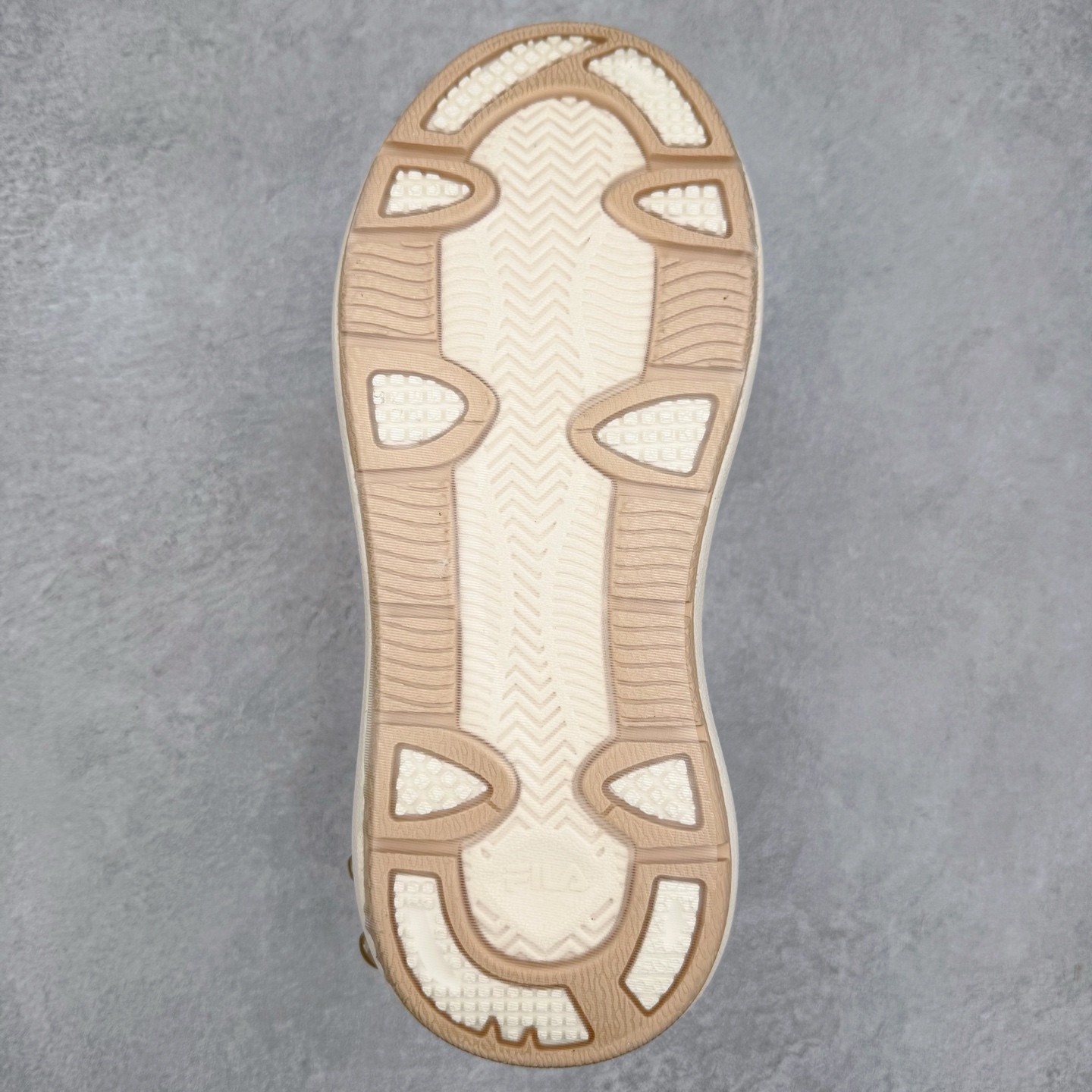 图片[9]-FILA CARROT 2 斐乐萝卜鞋2.0 经典百搭休闲 防滑减震耐磨低帮板鞋 传承了 FILA 的百年基因，融入年轻运动及潮流文化，成为引领变革、创新突破的一代。以“1+N” 的跨界合作模式重现经典的同时创造经典。带来最出其不意的跨界合作惊喜。同时，FILAFUSION把FILA 的 DNA 融入到定制体验里，你可以随心制造厲于你的产品。FILA FUSION 的鞋家族涵盖了老爹鞋、跑步鞋、网球鞋、季节款。风格复古新潮，满足了时尚人士出行及各类运动的搭配需求，成为当下年轻人筷拥的鞋类品牌之一。FILA FUSION 走进年轻人的世界，通过年轻人运动，街舞，滑板，篮球，展现 FILA FUSION 的潮流态度和年轻文化。FILA FUSION 认为末来属于引领变革、创新突破的年轻一代，让我们一起构成 FILA 未来的蓝图吧！尺码：35.5 36 36.5 37.5 38 38.5 39 40-选品中心