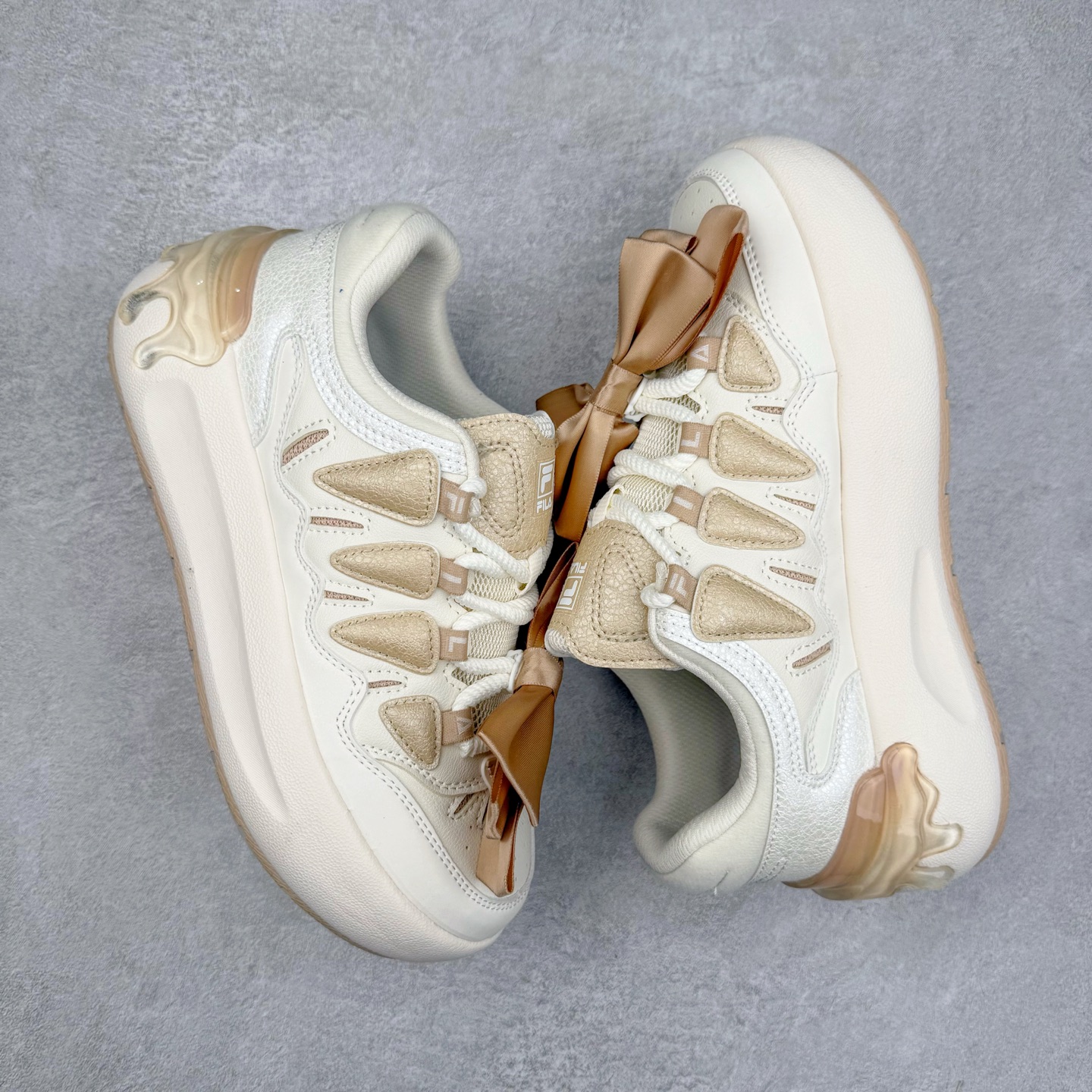 图片[3]-FILA CARROT 2 斐乐萝卜鞋2.0 经典百搭休闲 防滑减震耐磨低帮板鞋 传承了 FILA 的百年基因，融入年轻运动及潮流文化，成为引领变革、创新突破的一代。以“1+N” 的跨界合作模式重现经典的同时创造经典。带来最出其不意的跨界合作惊喜。同时，FILAFUSION把FILA 的 DNA 融入到定制体验里，你可以随心制造厲于你的产品。FILA FUSION 的鞋家族涵盖了老爹鞋、跑步鞋、网球鞋、季节款。风格复古新潮，满足了时尚人士出行及各类运动的搭配需求，成为当下年轻人筷拥的鞋类品牌之一。FILA FUSION 走进年轻人的世界，通过年轻人运动，街舞，滑板，篮球，展现 FILA FUSION 的潮流态度和年轻文化。FILA FUSION 认为末来属于引领变革、创新突破的年轻一代，让我们一起构成 FILA 未来的蓝图吧！尺码：35.5 36 36.5 37.5 38 38.5 39 40-选品中心