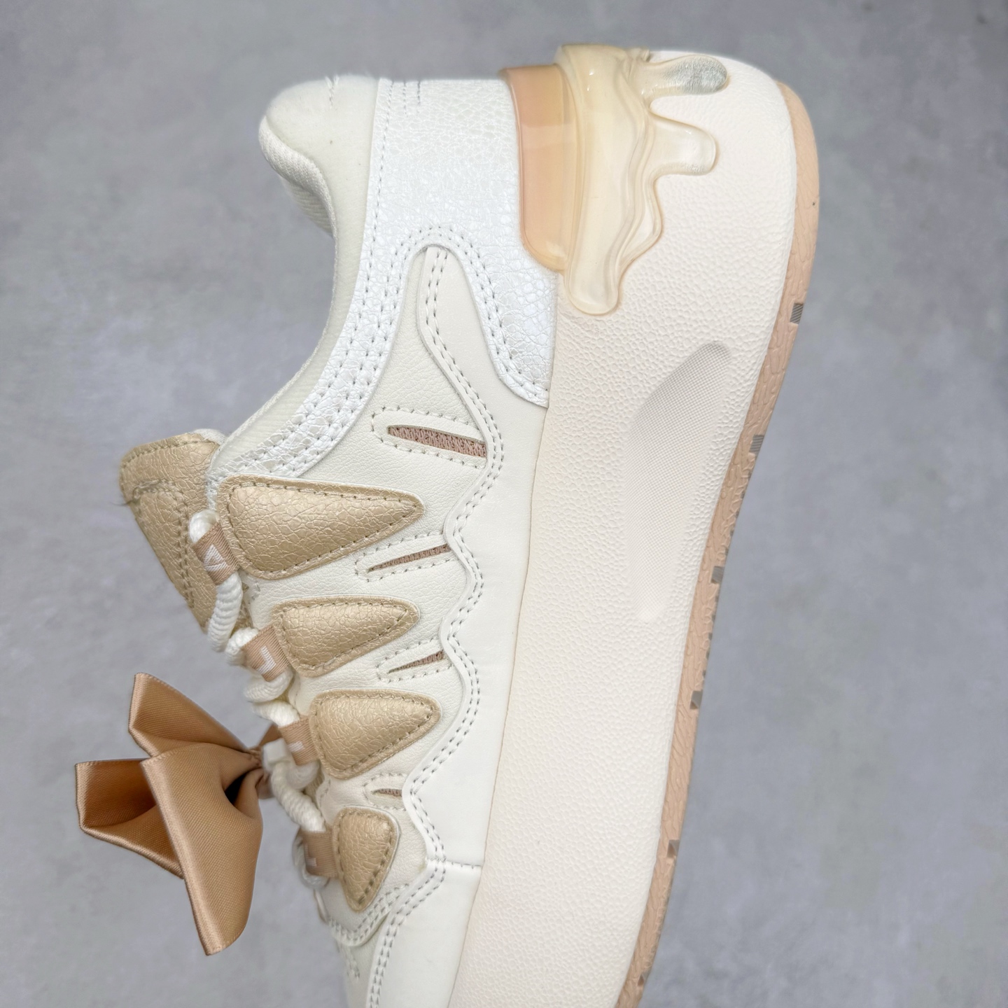 图片[7]-FILA CARROT 2 斐乐萝卜鞋2.0 经典百搭休闲 防滑减震耐磨低帮板鞋 传承了 FILA 的百年基因，融入年轻运动及潮流文化，成为引领变革、创新突破的一代。以“1+N” 的跨界合作模式重现经典的同时创造经典。带来最出其不意的跨界合作惊喜。同时，FILAFUSION把FILA 的 DNA 融入到定制体验里，你可以随心制造厲于你的产品。FILA FUSION 的鞋家族涵盖了老爹鞋、跑步鞋、网球鞋、季节款。风格复古新潮，满足了时尚人士出行及各类运动的搭配需求，成为当下年轻人筷拥的鞋类品牌之一。FILA FUSION 走进年轻人的世界，通过年轻人运动，街舞，滑板，篮球，展现 FILA FUSION 的潮流态度和年轻文化。FILA FUSION 认为末来属于引领变革、创新突破的年轻一代，让我们一起构成 FILA 未来的蓝图吧！尺码：35.5 36 36.5 37.5 38 38.5 39 40-选品中心