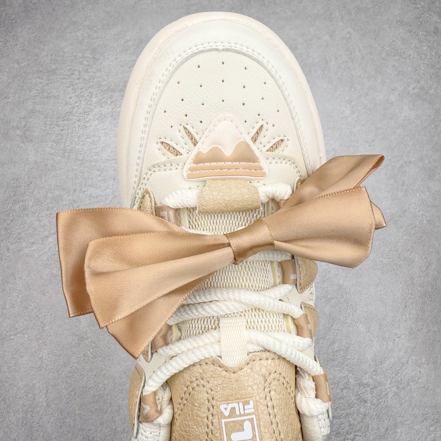 图片[4]-FILA CARROT 2 斐乐萝卜鞋2.0 经典百搭休闲 防滑减震耐磨低帮板鞋 传承了 FILA 的百年基因，融入年轻运动及潮流文化，成为引领变革、创新突破的一代。以“1+N” 的跨界合作模式重现经典的同时创造经典。带来最出其不意的跨界合作惊喜。同时，FILAFUSION把FILA 的 DNA 融入到定制体验里，你可以随心制造厲于你的产品。FILA FUSION 的鞋家族涵盖了老爹鞋、跑步鞋、网球鞋、季节款。风格复古新潮，满足了时尚人士出行及各类运动的搭配需求，成为当下年轻人筷拥的鞋类品牌之一。FILA FUSION 走进年轻人的世界，通过年轻人运动，街舞，滑板，篮球，展现 FILA FUSION 的潮流态度和年轻文化。FILA FUSION 认为末来属于引领变革、创新突破的年轻一代，让我们一起构成 FILA 未来的蓝图吧！尺码：35.5 36 36.5 37.5 38 38.5 39 40-选品中心