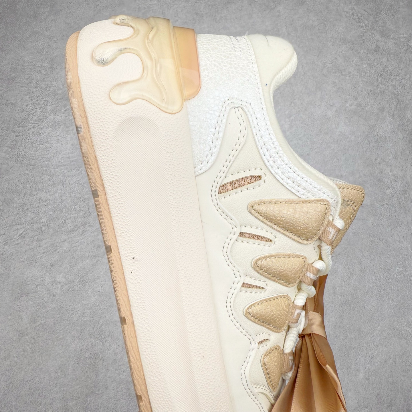 图片[6]-FILA CARROT 2 斐乐萝卜鞋2.0 经典百搭休闲 防滑减震耐磨低帮板鞋 传承了 FILA 的百年基因，融入年轻运动及潮流文化，成为引领变革、创新突破的一代。以“1+N” 的跨界合作模式重现经典的同时创造经典。带来最出其不意的跨界合作惊喜。同时，FILAFUSION把FILA 的 DNA 融入到定制体验里，你可以随心制造厲于你的产品。FILA FUSION 的鞋家族涵盖了老爹鞋、跑步鞋、网球鞋、季节款。风格复古新潮，满足了时尚人士出行及各类运动的搭配需求，成为当下年轻人筷拥的鞋类品牌之一。FILA FUSION 走进年轻人的世界，通过年轻人运动，街舞，滑板，篮球，展现 FILA FUSION 的潮流态度和年轻文化。FILA FUSION 认为末来属于引领变革、创新突破的年轻一代，让我们一起构成 FILA 未来的蓝图吧！尺码：35.5 36 36.5 37.5 38 38.5 39 40-选品中心