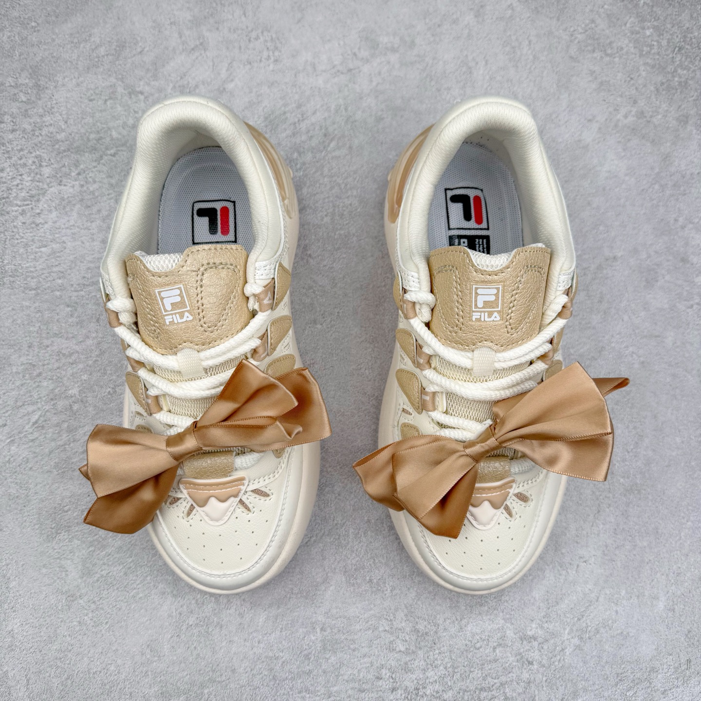 图片[2]-FILA CARROT 2 斐乐萝卜鞋2.0 经典百搭休闲 防滑减震耐磨低帮板鞋 传承了 FILA 的百年基因，融入年轻运动及潮流文化，成为引领变革、创新突破的一代。以“1+N” 的跨界合作模式重现经典的同时创造经典。带来最出其不意的跨界合作惊喜。同时，FILAFUSION把FILA 的 DNA 融入到定制体验里，你可以随心制造厲于你的产品。FILA FUSION 的鞋家族涵盖了老爹鞋、跑步鞋、网球鞋、季节款。风格复古新潮，满足了时尚人士出行及各类运动的搭配需求，成为当下年轻人筷拥的鞋类品牌之一。FILA FUSION 走进年轻人的世界，通过年轻人运动，街舞，滑板，篮球，展现 FILA FUSION 的潮流态度和年轻文化。FILA FUSION 认为末来属于引领变革、创新突破的年轻一代，让我们一起构成 FILA 未来的蓝图吧！尺码：35.5 36 36.5 37.5 38 38.5 39 40-选品中心