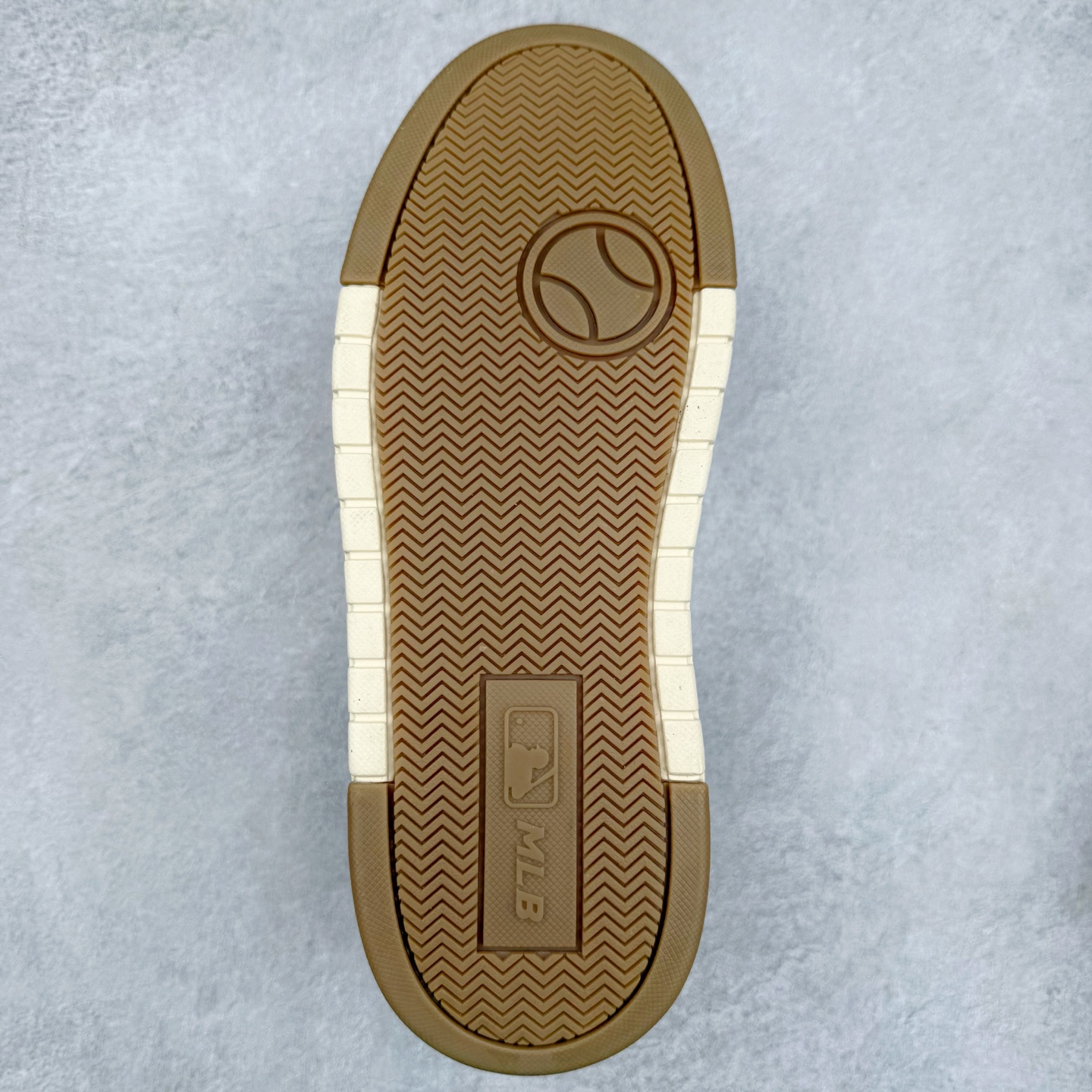 图片[9]-MLB Chunky Liner Basic 复古印花学长鞋系列低帮轻量增高厚底百搭休闲运动慢跑鞋板鞋 Korea韩国联名NY美国榄球纽约洋基队限定 韩国代购专供 全套原楦原纸板原厂数据开发 正确中底拉帮中底网布细节 平台代购专供 左脚内置芯片 韩国代购吊牌标贴 独家一比一RB+MD组合大底 高频后跟小人Logo精准对位立体饱满 正确网布加超迁鞋面 转印中底走线紧密 转印Logo工艺表层防刮不掉色 尺码：35 36 36.5 37.5 38 38.5 39 40 40.5 41 42 42.5 43 44 45-选品中心