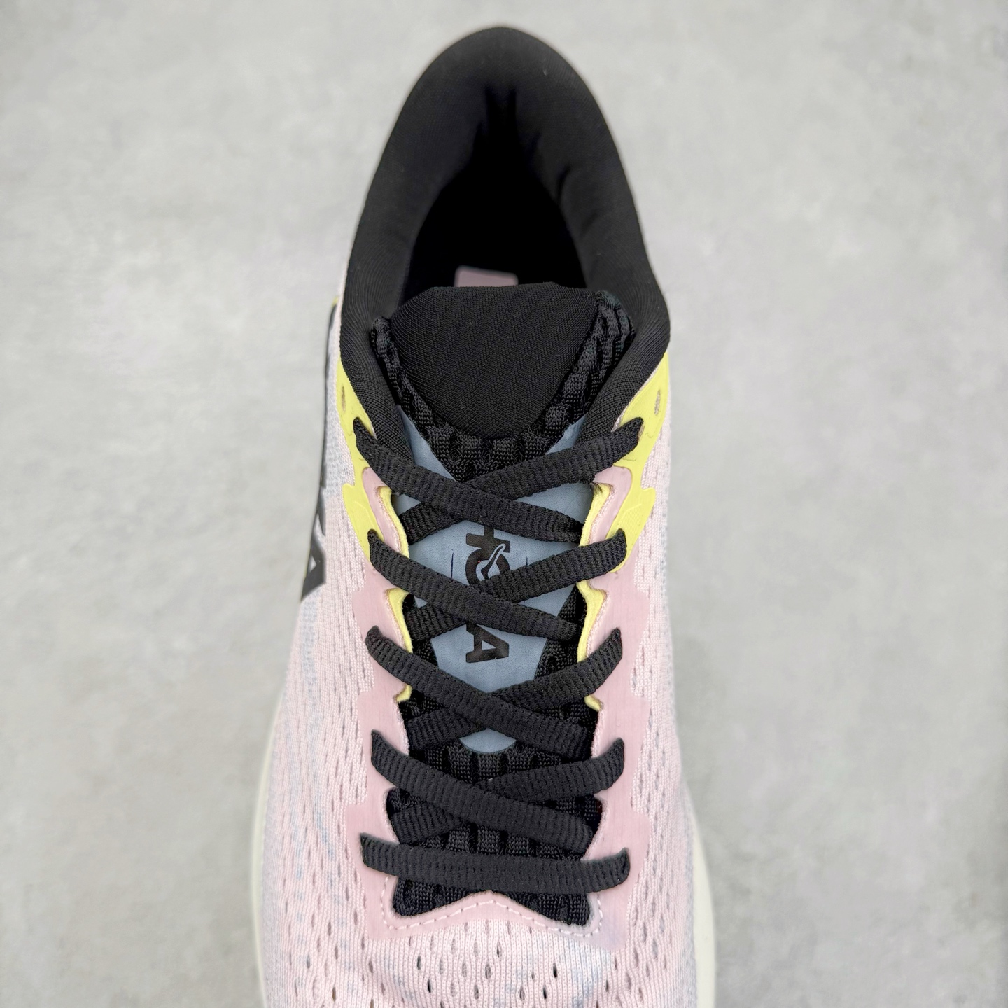 图片[5]-HOKA ONE ONE RINCON 4 舒适防滑耐磨低帮休闲跑步鞋 Rincon 4 是一款日常训练用的跑步鞋，踩上去的感觉很结实。它适合中短距离跑步，但如果您习惯于稍硬的感觉，也可以用于长距离跑步。但它的速度不够快，不能作为速度训练鞋，也不够柔软，不能作为恢复训练鞋，日常里程跑才是它的优势所在。如果您想尝试 Hoka 跑鞋，又想享受极具竞争力的价格，那就试试这款鞋吧。尺码：36 36.5 37.5 38 38.5 39 40 40.5 41 42 42.5 43 44 44.5 45-选品中心