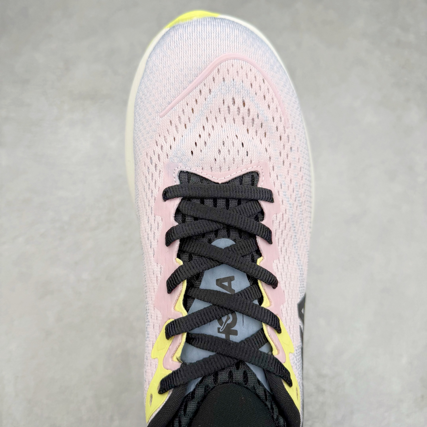 图片[4]-HOKA ONE ONE RINCON 4 舒适防滑耐磨低帮休闲跑步鞋 Rincon 4 是一款日常训练用的跑步鞋，踩上去的感觉很结实。它适合中短距离跑步，但如果您习惯于稍硬的感觉，也可以用于长距离跑步。但它的速度不够快，不能作为速度训练鞋，也不够柔软，不能作为恢复训练鞋，日常里程跑才是它的优势所在。如果您想尝试 Hoka 跑鞋，又想享受极具竞争力的价格，那就试试这款鞋吧。尺码：36 36.5 37.5 38 38.5 39 40 40.5 41 42 42.5 43 44 44.5 45-选品中心