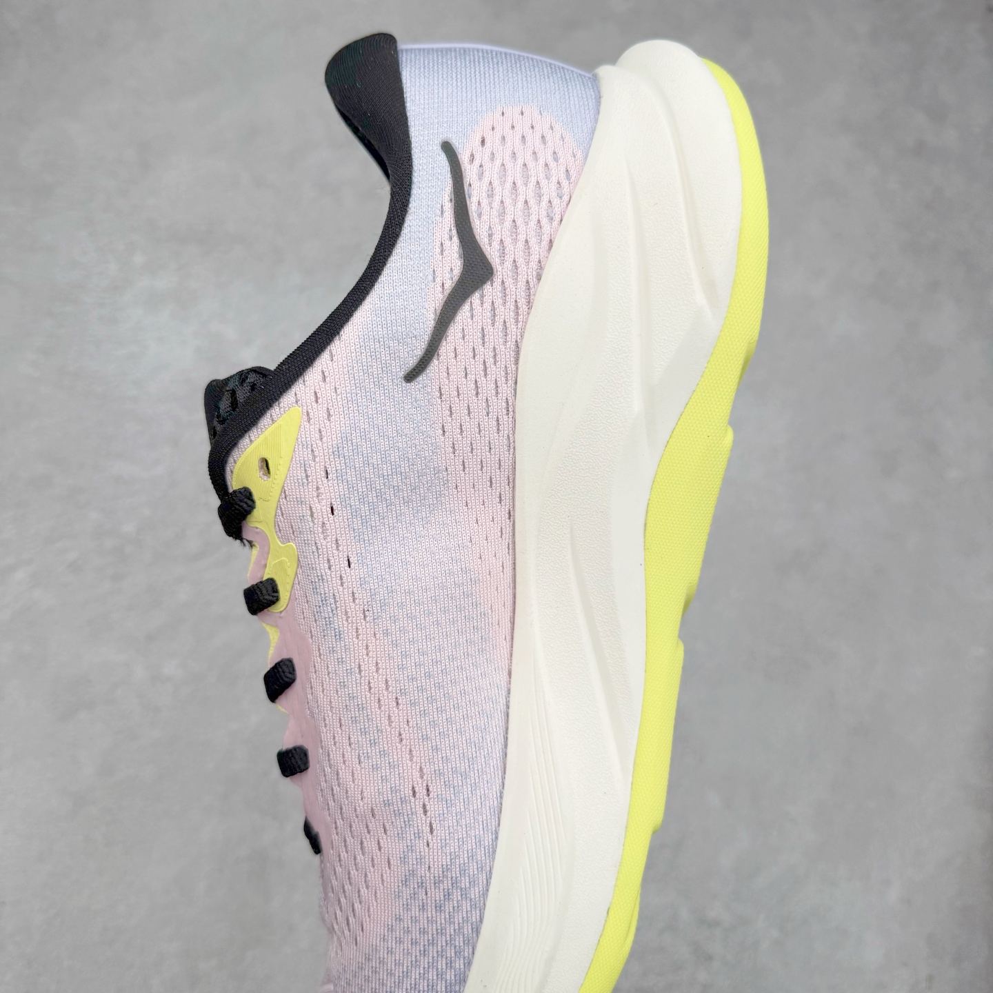 图片[7]-HOKA ONE ONE RINCON 4 舒适防滑耐磨低帮休闲跑步鞋 Rincon 4 是一款日常训练用的跑步鞋，踩上去的感觉很结实。它适合中短距离跑步，但如果您习惯于稍硬的感觉，也可以用于长距离跑步。但它的速度不够快，不能作为速度训练鞋，也不够柔软，不能作为恢复训练鞋，日常里程跑才是它的优势所在。如果您想尝试 Hoka 跑鞋，又想享受极具竞争力的价格，那就试试这款鞋吧。尺码：36 36.5 37.5 38 38.5 39 40 40.5 41 42 42.5 43 44 44.5 45-选品中心