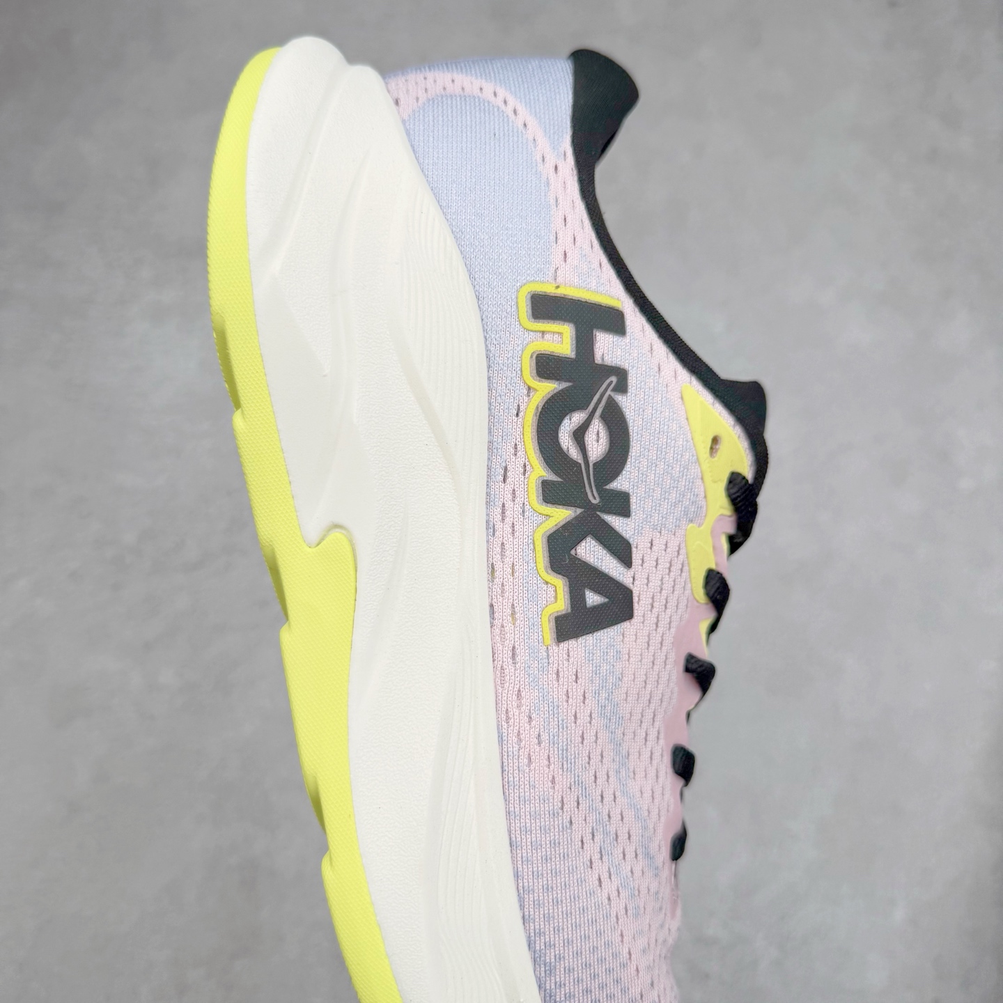 图片[6]-HOKA ONE ONE RINCON 4 舒适防滑耐磨低帮休闲跑步鞋 Rincon 4 是一款日常训练用的跑步鞋，踩上去的感觉很结实。它适合中短距离跑步，但如果您习惯于稍硬的感觉，也可以用于长距离跑步。但它的速度不够快，不能作为速度训练鞋，也不够柔软，不能作为恢复训练鞋，日常里程跑才是它的优势所在。如果您想尝试 Hoka 跑鞋，又想享受极具竞争力的价格，那就试试这款鞋吧。尺码：36 36.5 37.5 38 38.5 39 40 40.5 41 42 42.5 43 44 44.5 45-选品中心