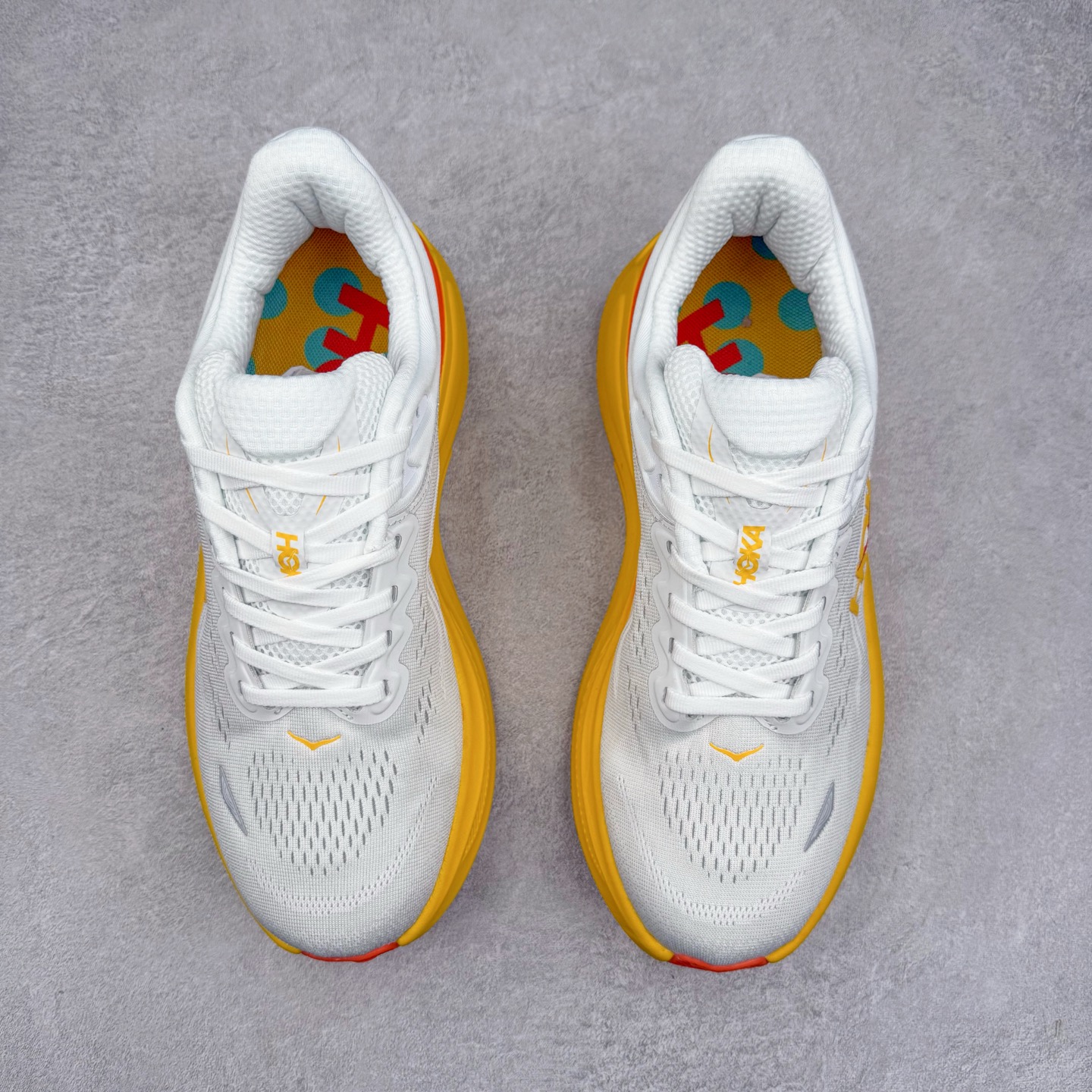 图片[2]-HOKA ONE ONE Bondi 9 WIDE 邦迪九代舒适防滑耐磨低帮休闲跑步鞋 HOKA ONE ONE是来自美国的跑步鞋知名品牌，创立于2009年，始终致力于为所有跑者提供更新、更好的跑步装备。相比常规跑鞋，HOKA ONE ONE特别研发使用性能独特的几何形跑鞋中底，此种鞋底更厚、更高、回弹性也更好，除了卓越的缓冲性能，它还能內各种阶段的跑者带来更具动感、更加稳定的跑步体验。HOKAONE ONE从设计之初就清楚意识到，要保证跑者步幅的均匀一致，双脚自然而然的运动至关重要。尺码：36 36.5 37.5 38 38.5 39 40 40.5 41 42 42.5 43 44 44.5 45-选品中心