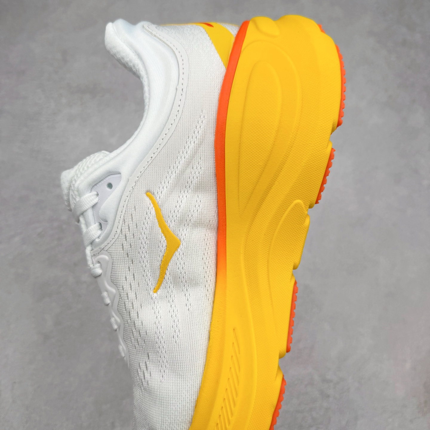 图片[7]-HOKA ONE ONE Bondi 9 WIDE 邦迪九代舒适防滑耐磨低帮休闲跑步鞋 HOKA ONE ONE是来自美国的跑步鞋知名品牌，创立于2009年，始终致力于为所有跑者提供更新、更好的跑步装备。相比常规跑鞋，HOKA ONE ONE特别研发使用性能独特的几何形跑鞋中底，此种鞋底更厚、更高、回弹性也更好，除了卓越的缓冲性能，它还能內各种阶段的跑者带来更具动感、更加稳定的跑步体验。HOKAONE ONE从设计之初就清楚意识到，要保证跑者步幅的均匀一致，双脚自然而然的运动至关重要。尺码：36 36.5 37.5 38 38.5 39 40 40.5 41 42 42.5 43 44 44.5 45-选品中心