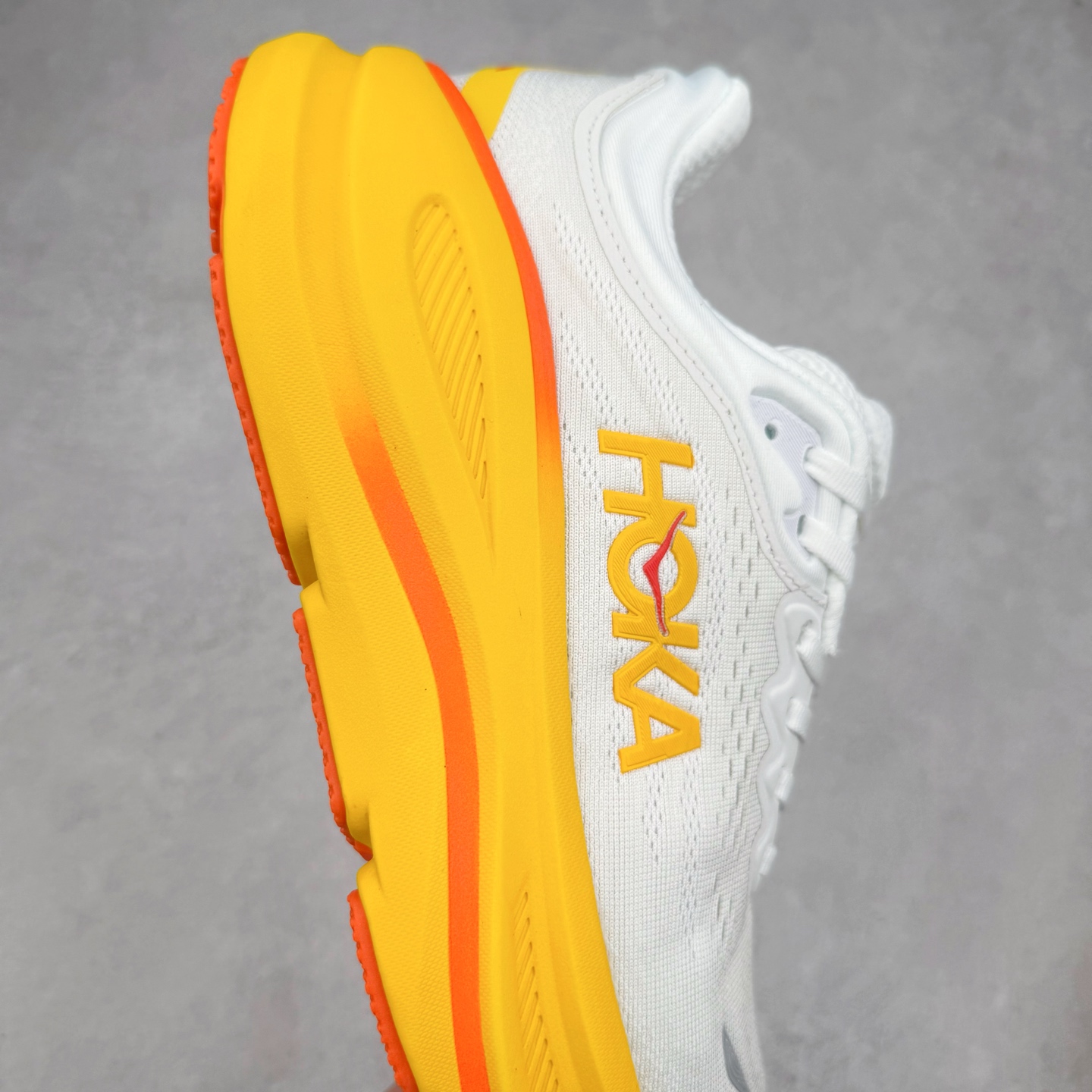 图片[6]-HOKA ONE ONE Bondi 9 WIDE 邦迪九代舒适防滑耐磨低帮休闲跑步鞋 HOKA ONE ONE是来自美国的跑步鞋知名品牌，创立于2009年，始终致力于为所有跑者提供更新、更好的跑步装备。相比常规跑鞋，HOKA ONE ONE特别研发使用性能独特的几何形跑鞋中底，此种鞋底更厚、更高、回弹性也更好，除了卓越的缓冲性能，它还能內各种阶段的跑者带来更具动感、更加稳定的跑步体验。HOKAONE ONE从设计之初就清楚意识到，要保证跑者步幅的均匀一致，双脚自然而然的运动至关重要。尺码：36 36.5 37.5 38 38.5 39 40 40.5 41 42 42.5 43 44 44.5 45-选品中心