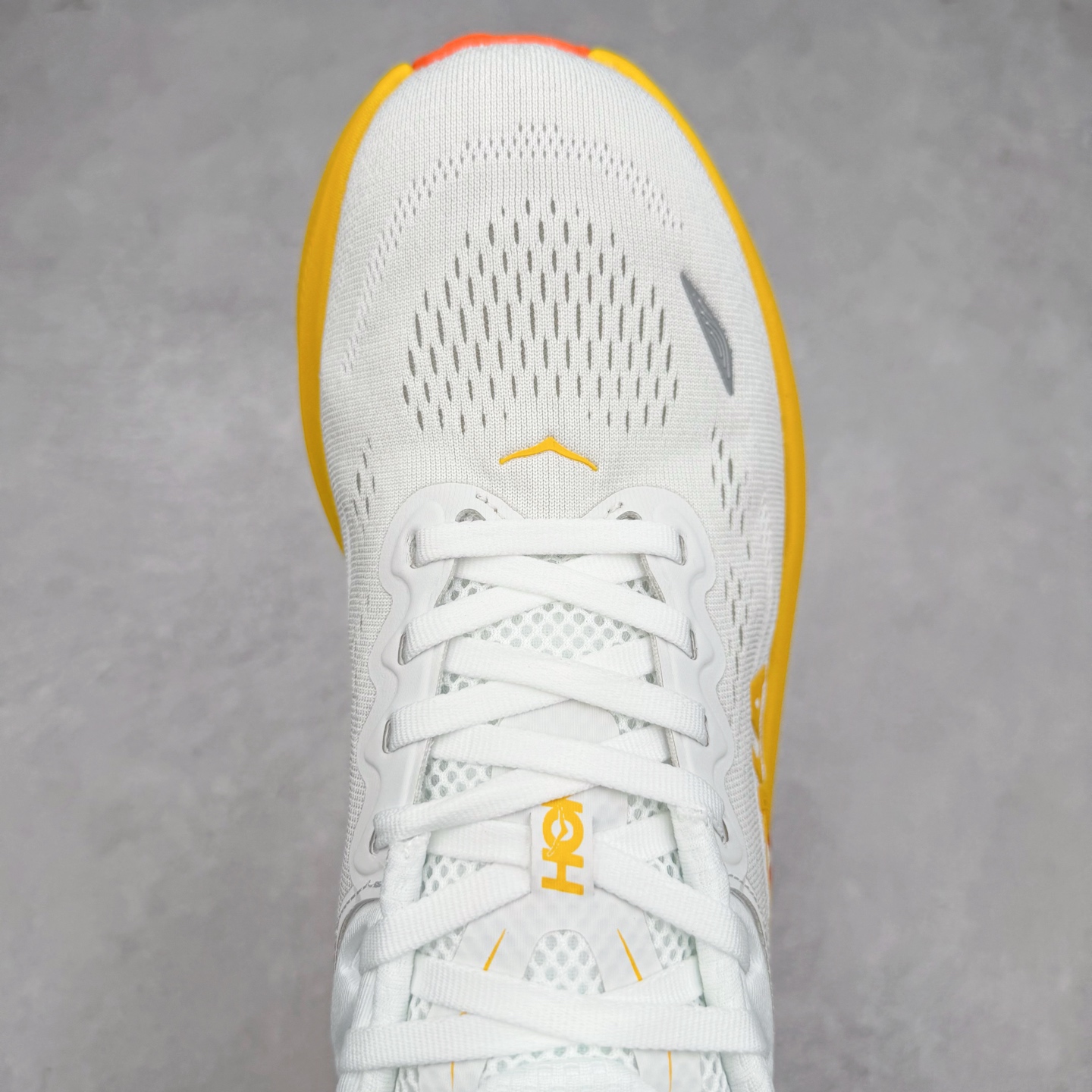 图片[4]-HOKA ONE ONE Bondi 9 WIDE 邦迪九代舒适防滑耐磨低帮休闲跑步鞋 HOKA ONE ONE是来自美国的跑步鞋知名品牌，创立于2009年，始终致力于为所有跑者提供更新、更好的跑步装备。相比常规跑鞋，HOKA ONE ONE特别研发使用性能独特的几何形跑鞋中底，此种鞋底更厚、更高、回弹性也更好，除了卓越的缓冲性能，它还能內各种阶段的跑者带来更具动感、更加稳定的跑步体验。HOKAONE ONE从设计之初就清楚意识到，要保证跑者步幅的均匀一致，双脚自然而然的运动至关重要。尺码：36 36.5 37.5 38 38.5 39 40 40.5 41 42 42.5 43 44 44.5 45-选品中心