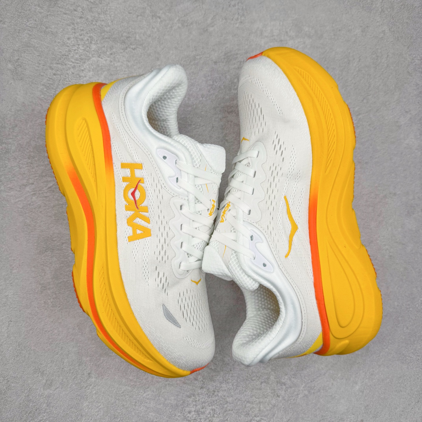 图片[3]-HOKA ONE ONE Bondi 9 WIDE 邦迪九代舒适防滑耐磨低帮休闲跑步鞋 HOKA ONE ONE是来自美国的跑步鞋知名品牌，创立于2009年，始终致力于为所有跑者提供更新、更好的跑步装备。相比常规跑鞋，HOKA ONE ONE特别研发使用性能独特的几何形跑鞋中底，此种鞋底更厚、更高、回弹性也更好，除了卓越的缓冲性能，它还能內各种阶段的跑者带来更具动感、更加稳定的跑步体验。HOKAONE ONE从设计之初就清楚意识到，要保证跑者步幅的均匀一致，双脚自然而然的运动至关重要。尺码：36 36.5 37.5 38 38.5 39 40 40.5 41 42 42.5 43 44 44.5 45-选品中心