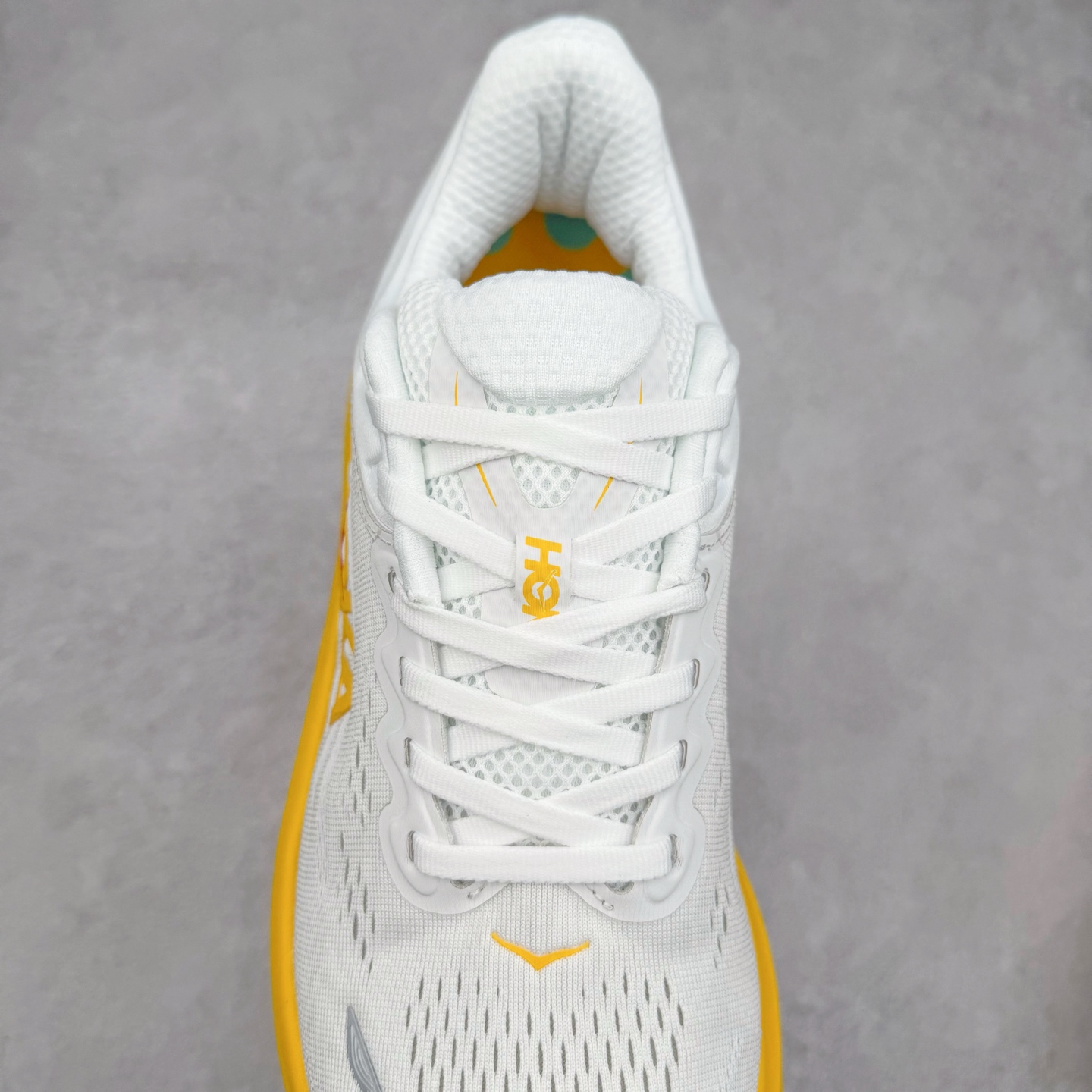 图片[5]-HOKA ONE ONE Bondi 9 WIDE 邦迪九代舒适防滑耐磨低帮休闲跑步鞋 HOKA ONE ONE是来自美国的跑步鞋知名品牌，创立于2009年，始终致力于为所有跑者提供更新、更好的跑步装备。相比常规跑鞋，HOKA ONE ONE特别研发使用性能独特的几何形跑鞋中底，此种鞋底更厚、更高、回弹性也更好，除了卓越的缓冲性能，它还能內各种阶段的跑者带来更具动感、更加稳定的跑步体验。HOKAONE ONE从设计之初就清楚意识到，要保证跑者步幅的均匀一致，双脚自然而然的运动至关重要。尺码：36 36.5 37.5 38 38.5 39 40 40.5 41 42 42.5 43 44 44.5 45-选品中心