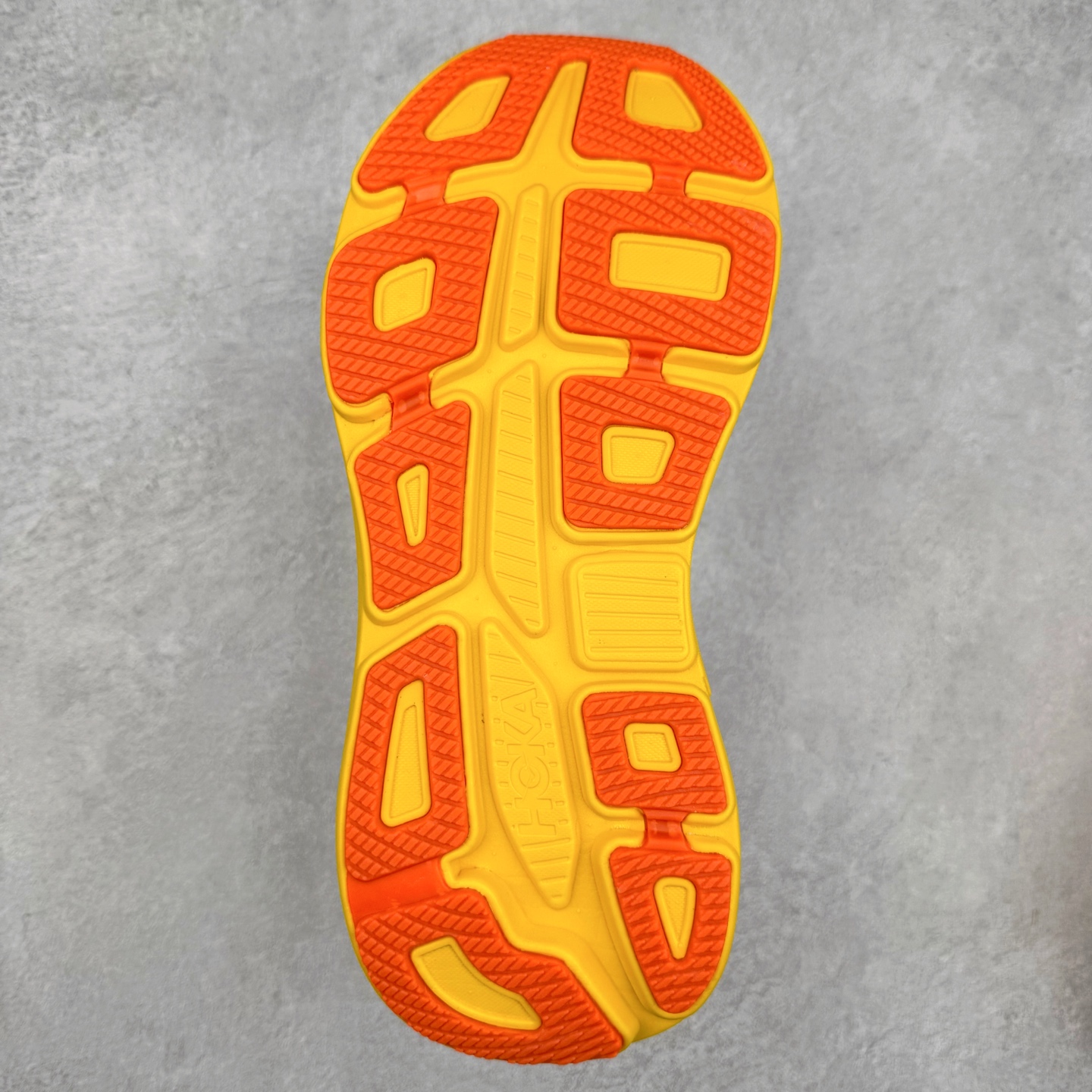 图片[9]-HOKA ONE ONE Bondi 9 WIDE 邦迪九代舒适防滑耐磨低帮休闲跑步鞋 HOKA ONE ONE是来自美国的跑步鞋知名品牌，创立于2009年，始终致力于为所有跑者提供更新、更好的跑步装备。相比常规跑鞋，HOKA ONE ONE特别研发使用性能独特的几何形跑鞋中底，此种鞋底更厚、更高、回弹性也更好，除了卓越的缓冲性能，它还能內各种阶段的跑者带来更具动感、更加稳定的跑步体验。HOKAONE ONE从设计之初就清楚意识到，要保证跑者步幅的均匀一致，双脚自然而然的运动至关重要。尺码：36 36.5 37.5 38 38.5 39 40 40.5 41 42 42.5 43 44 44.5 45-选品中心