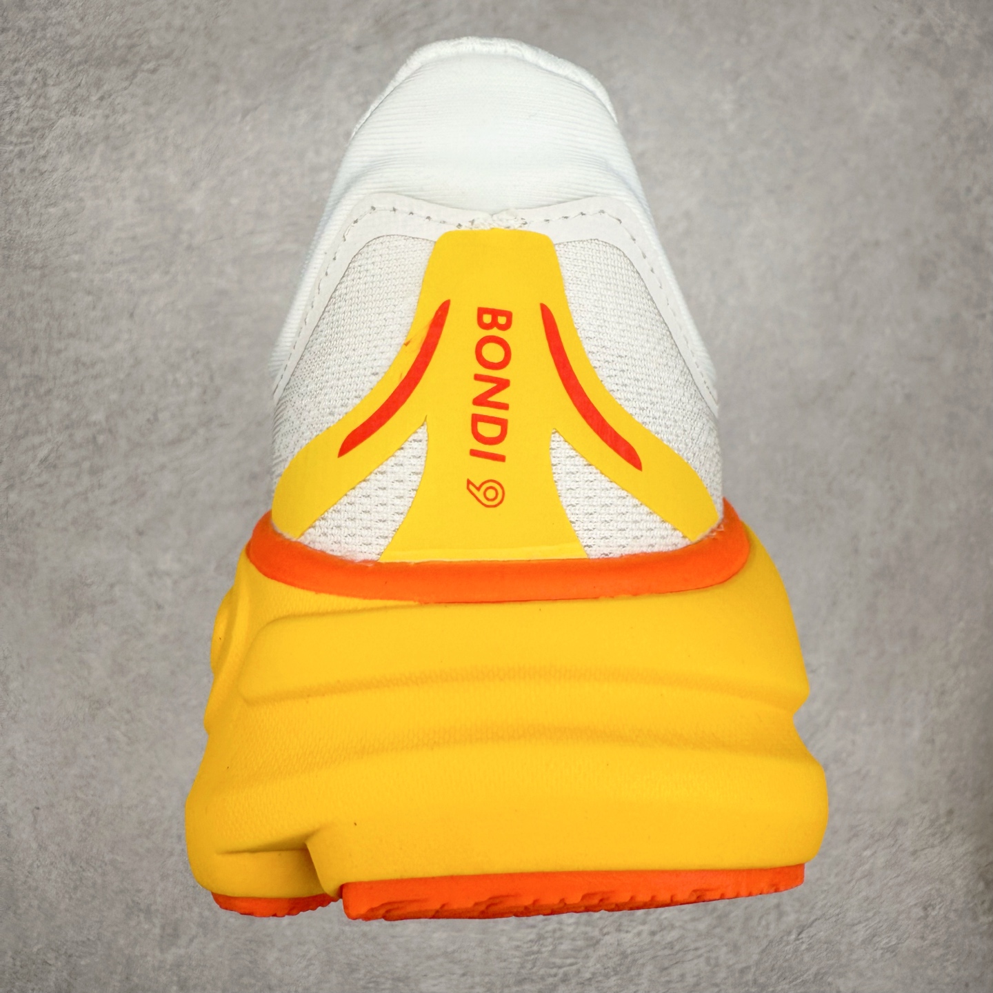 图片[8]-HOKA ONE ONE Bondi 9 WIDE 邦迪九代舒适防滑耐磨低帮休闲跑步鞋 HOKA ONE ONE是来自美国的跑步鞋知名品牌，创立于2009年，始终致力于为所有跑者提供更新、更好的跑步装备。相比常规跑鞋，HOKA ONE ONE特别研发使用性能独特的几何形跑鞋中底，此种鞋底更厚、更高、回弹性也更好，除了卓越的缓冲性能，它还能內各种阶段的跑者带来更具动感、更加稳定的跑步体验。HOKAONE ONE从设计之初就清楚意识到，要保证跑者步幅的均匀一致，双脚自然而然的运动至关重要。尺码：36 36.5 37.5 38 38.5 39 40 40.5 41 42 42.5 43 44 44.5 45-选品中心