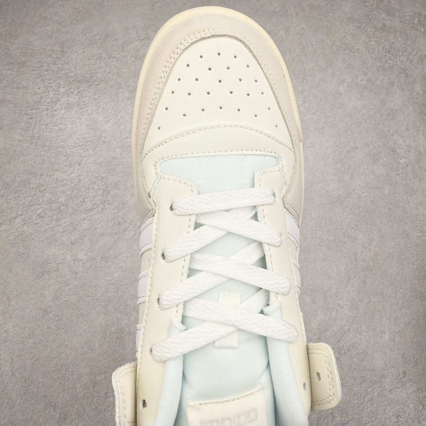 图片[4]-AD Forum 84 Low OG 低帮百搭潮流休闲运动板鞋 以复古篮球鞋的外形为基础 采用皮革拼接 简约百搭 更加贴合舒适 中底内侧网格造型起到点睛之笔 外底橡胶 更显复古 尺码：36 36.5 37.5 38 38.5 39 40 40.5 41 42 42.5 43 44 44.5 45-选品中心