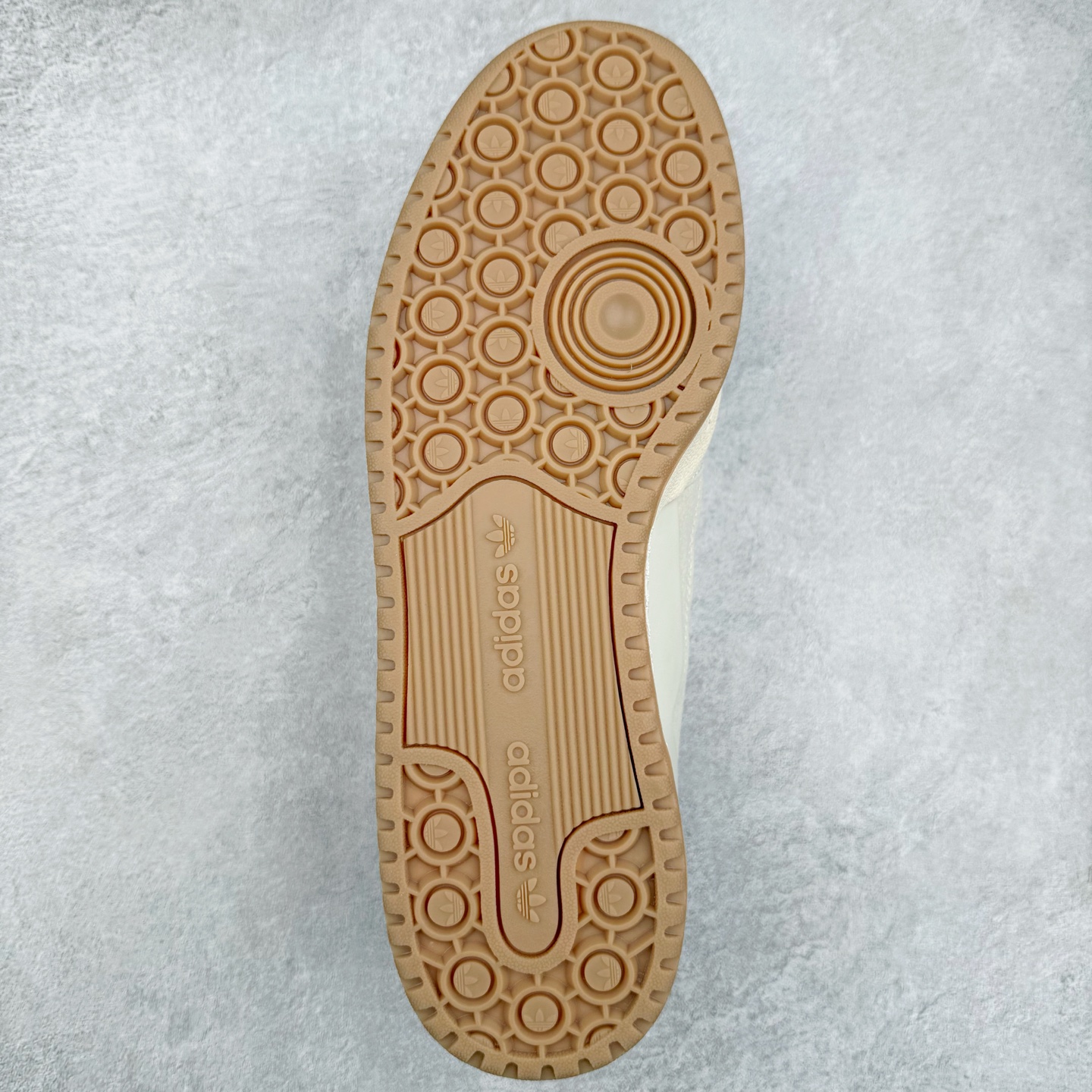 图片[9]-AD Forum 84 Low OG 低帮百搭潮流休闲运动板鞋 以复古篮球鞋的外形为基础 采用皮革拼接 简约百搭 更加贴合舒适 中底内侧网格造型起到点睛之笔 外底橡胶 更显复古 尺码：36 36.5 37.5 38 38.5 39 40 40.5 41 42 42.5 43 44 44.5 45-选品中心