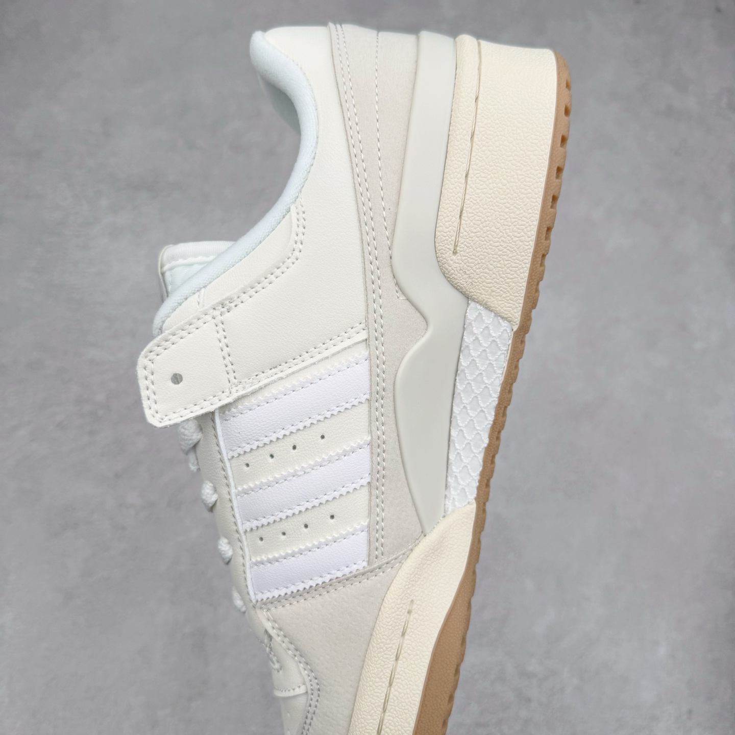 图片[7]-AD Forum 84 Low OG 低帮百搭潮流休闲运动板鞋 以复古篮球鞋的外形为基础 采用皮革拼接 简约百搭 更加贴合舒适 中底内侧网格造型起到点睛之笔 外底橡胶 更显复古 尺码：36 36.5 37.5 38 38.5 39 40 40.5 41 42 42.5 43 44 44.5 45-选品中心