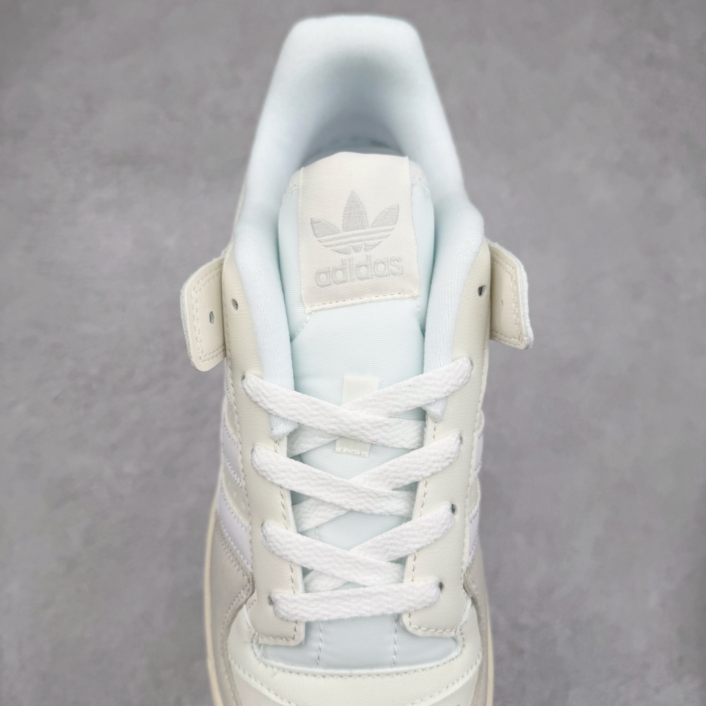 图片[5]-AD Forum 84 Low OG 低帮百搭潮流休闲运动板鞋 以复古篮球鞋的外形为基础 采用皮革拼接 简约百搭 更加贴合舒适 中底内侧网格造型起到点睛之笔 外底橡胶 更显复古 尺码：36 36.5 37.5 38 38.5 39 40 40.5 41 42 42.5 43 44 44.5 45-选品中心