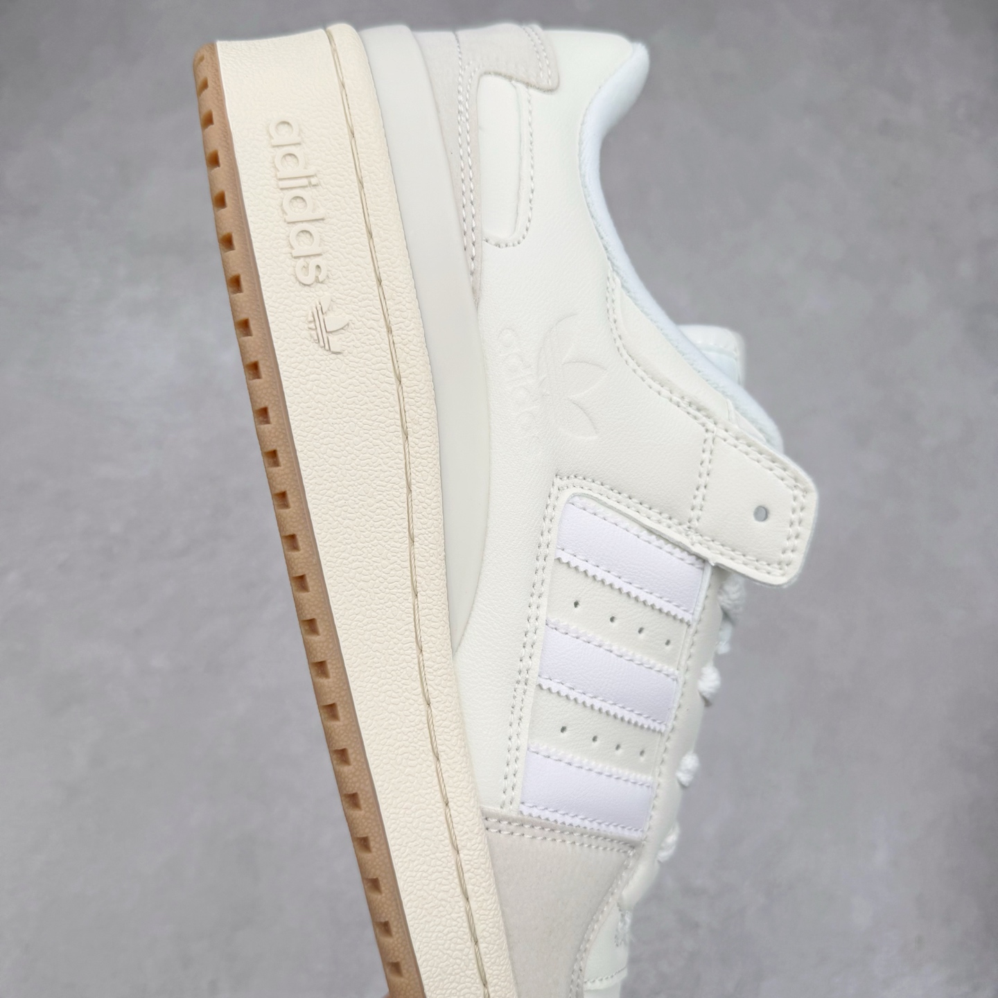 图片[6]-AD Forum 84 Low OG 低帮百搭潮流休闲运动板鞋 以复古篮球鞋的外形为基础 采用皮革拼接 简约百搭 更加贴合舒适 中底内侧网格造型起到点睛之笔 外底橡胶 更显复古 尺码：36 36.5 37.5 38 38.5 39 40 40.5 41 42 42.5 43 44 44.5 45-选品中心