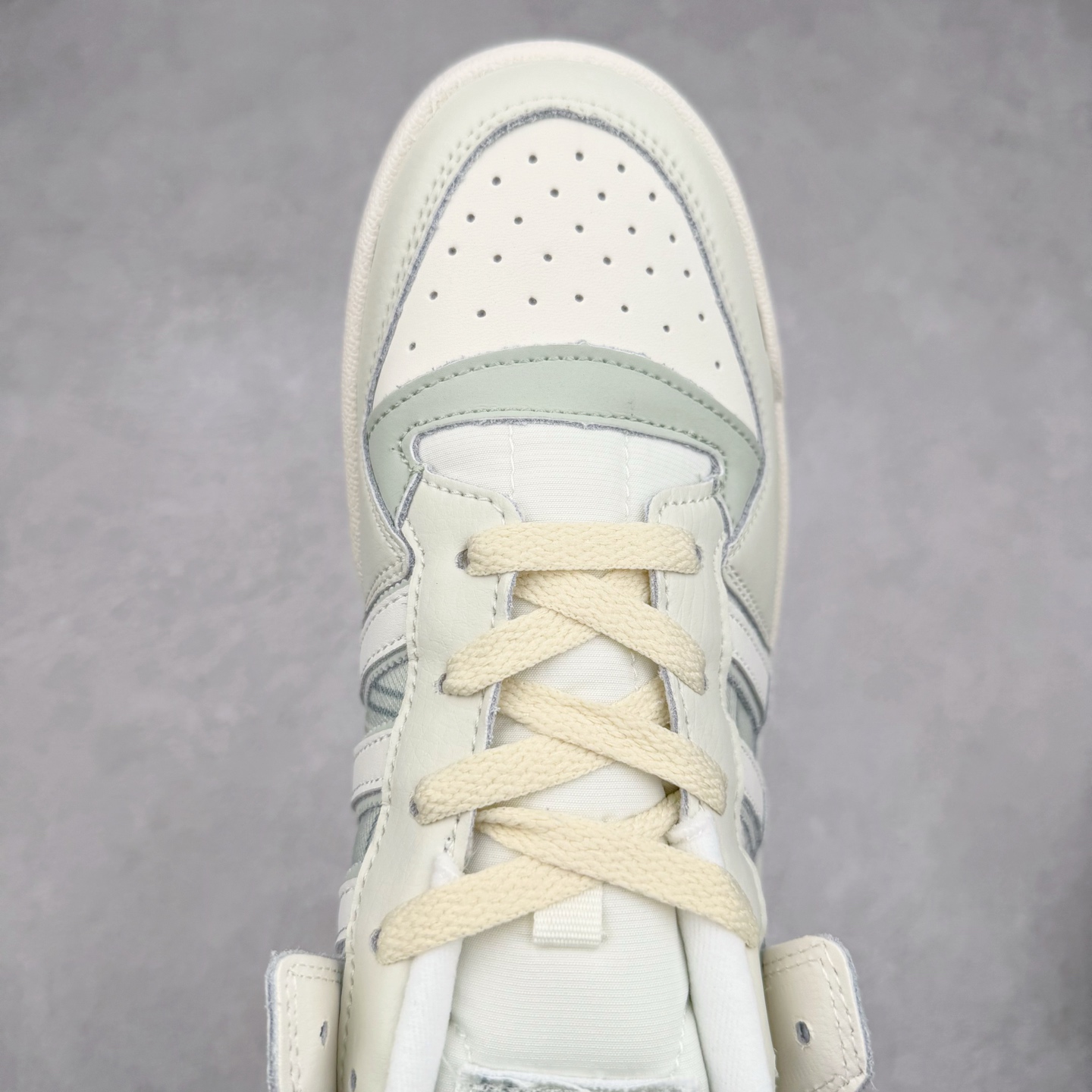 图片[4]-AD Forum 84 Low OG 低帮百搭潮流休闲运动板鞋 以复古篮球鞋的外形为基础 采用皮革拼接 简约百搭 更加贴合舒适 中底内侧网格造型起到点睛之笔 外底橡胶 更显复古 尺码：36 36.5 37.5 38 38.5 39 40 40.5 41 42 42.5 43 44 44.5 45-选品中心