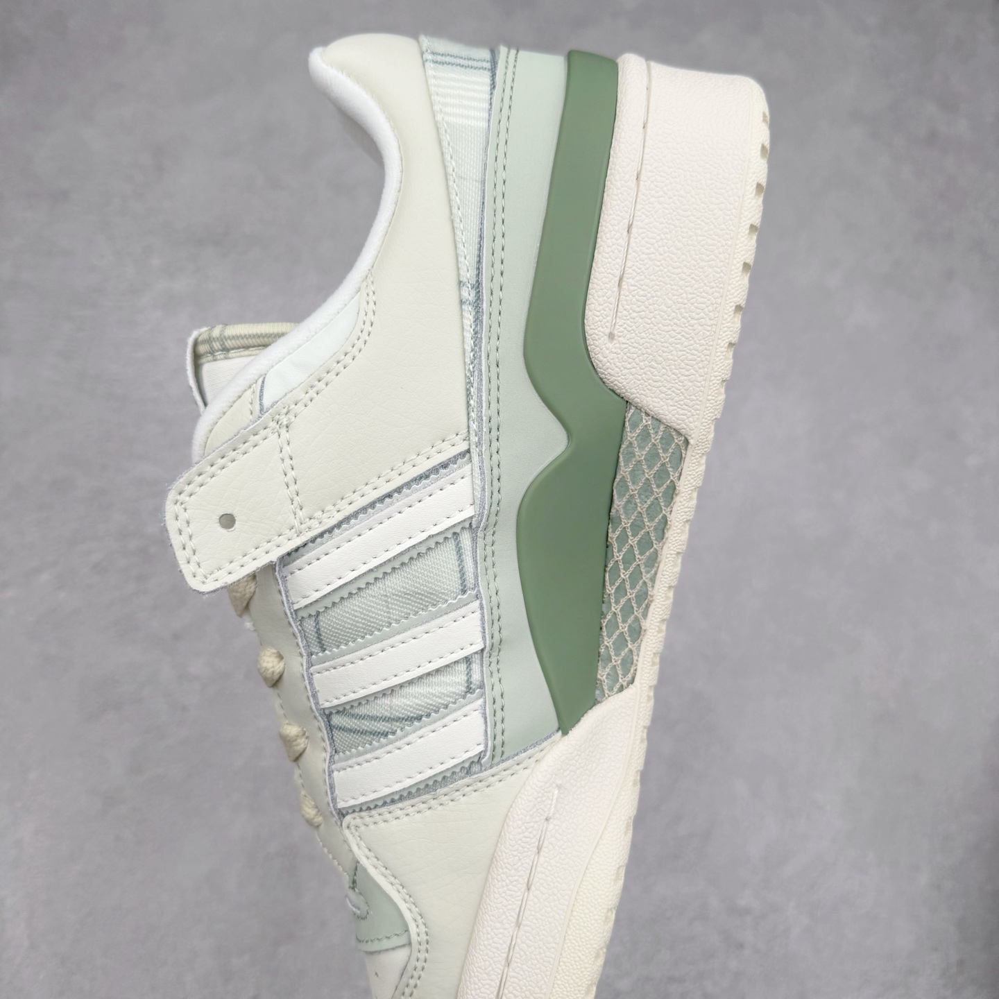 图片[7]-AD Forum 84 Low OG 低帮百搭潮流休闲运动板鞋 以复古篮球鞋的外形为基础 采用皮革拼接 简约百搭 更加贴合舒适 中底内侧网格造型起到点睛之笔 外底橡胶 更显复古 尺码：36 36.5 37.5 38 38.5 39 40 40.5 41 42 42.5 43 44 44.5 45-选品中心