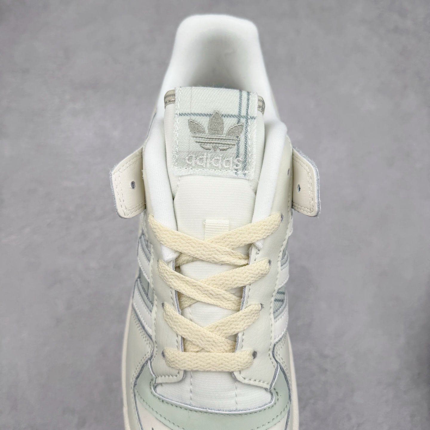 图片[5]-AD Forum 84 Low OG 低帮百搭潮流休闲运动板鞋 以复古篮球鞋的外形为基础 采用皮革拼接 简约百搭 更加贴合舒适 中底内侧网格造型起到点睛之笔 外底橡胶 更显复古 尺码：36 36.5 37.5 38 38.5 39 40 40.5 41 42 42.5 43 44 44.5 45-选品中心