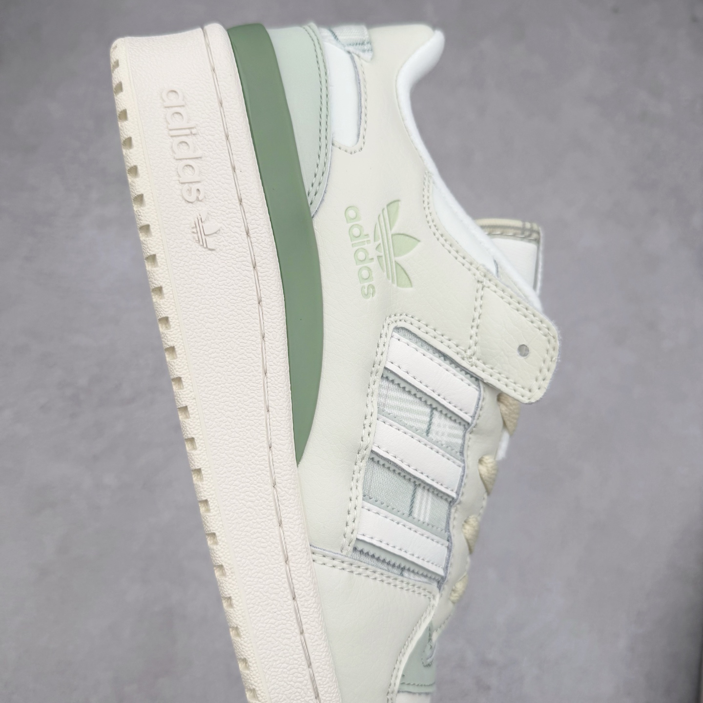 图片[6]-AD Forum 84 Low OG 低帮百搭潮流休闲运动板鞋 以复古篮球鞋的外形为基础 采用皮革拼接 简约百搭 更加贴合舒适 中底内侧网格造型起到点睛之笔 外底橡胶 更显复古 尺码：36 36.5 37.5 38 38.5 39 40 40.5 41 42 42.5 43 44 44.5 45-选品中心