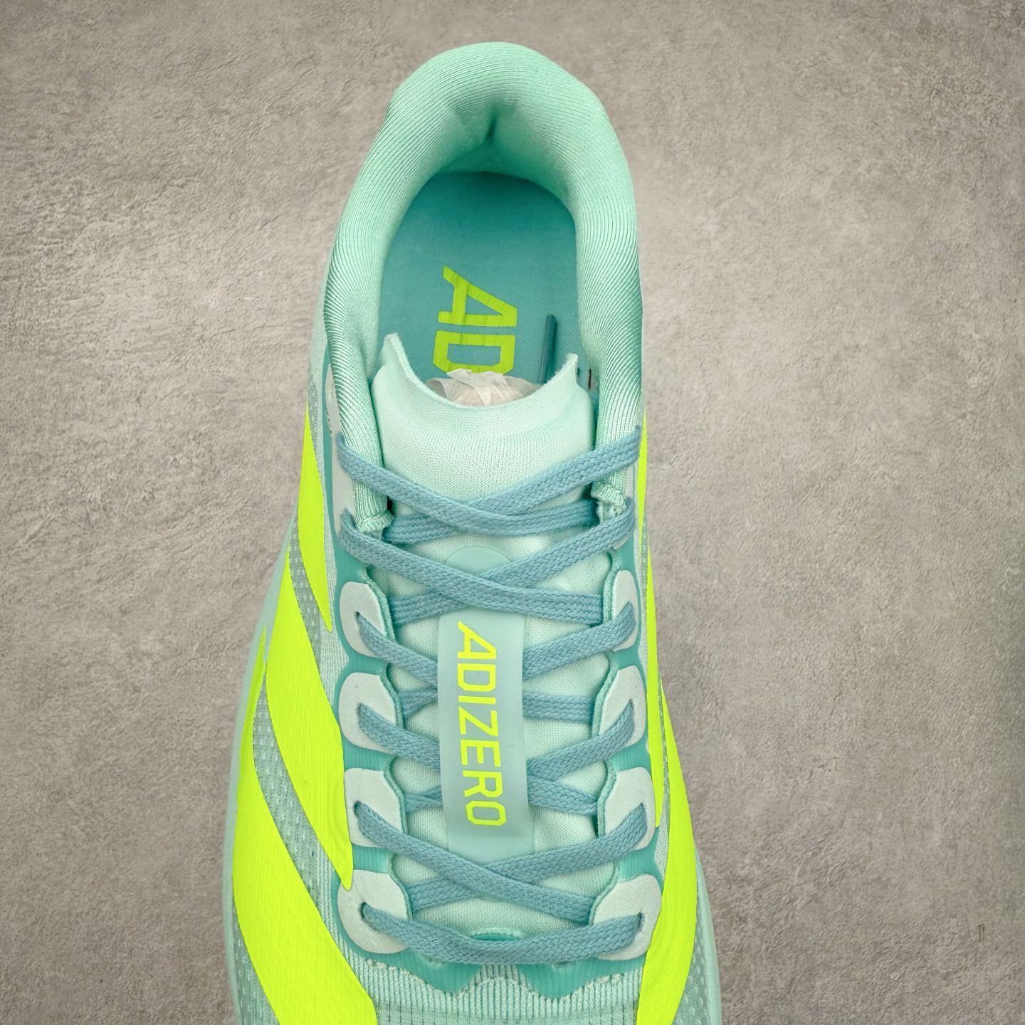 图片[5]-AD Adizero EVO SL 马拉松竞速专业跑鞋 JS4452 CELERMESH针织网面非常轻薄 纤维间的缝隙很大 可以保证跑步时的透气、排汗效果 鞋舌直接与两侧的内衬和鞋底连接在一起 在跑步过程中不会被鞋舌的左右移动所困扰 在标准鞋带孔的基础上再拓宽一组鞋带孔 适合不同脚型的需求 突破性 EnergyRods 技术，有助于跑者实现更好的成绩 中底独特的LIGHTSTRIKE PRO泡棉材质 微弹感觉在跑步过程中给予了良好的支撑体验 对于顶级精英和高水平进阶跑者来说 ADIOS PRO是一双值得信赖的竞速比赛用鞋 尺码：36 36.5 37.5 38 38.5 39 40 40.5 41 42 42.5 43 44 44.5 45-选品中心