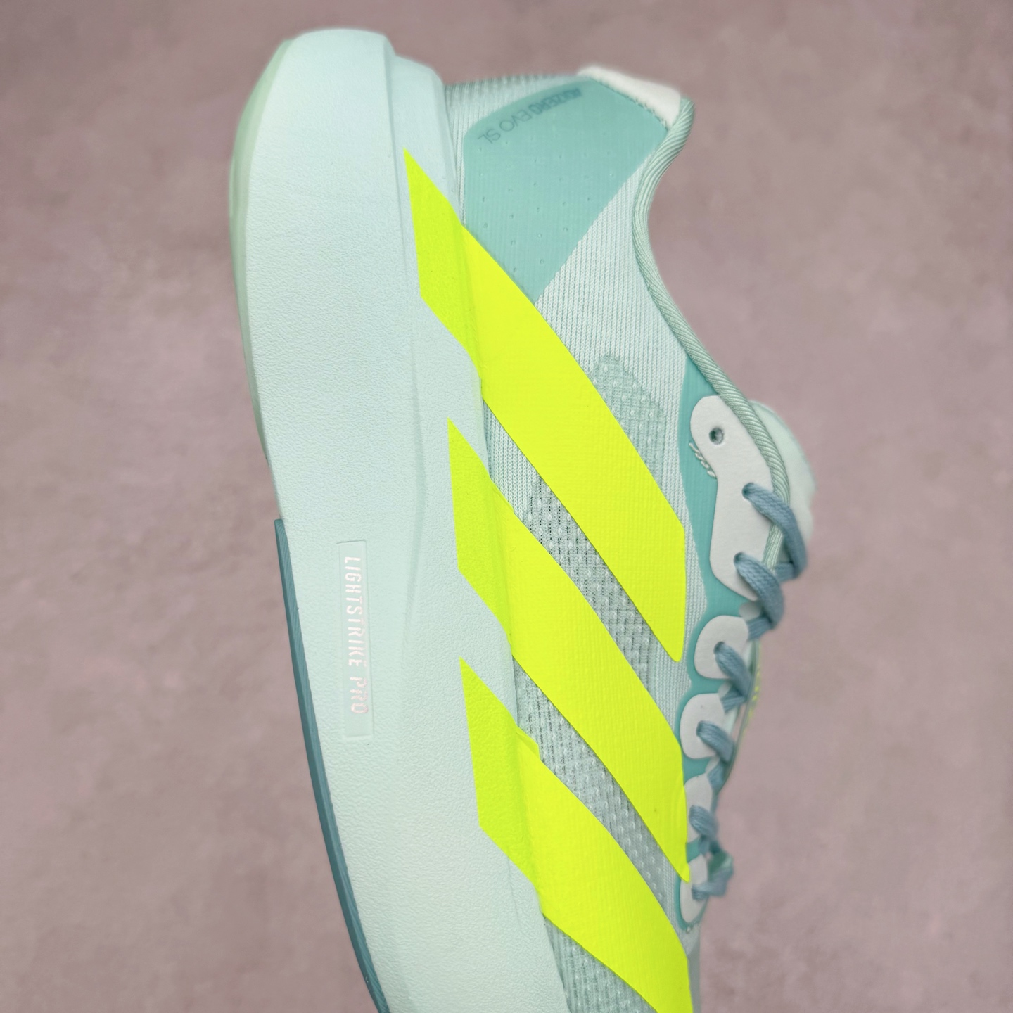 图片[6]-AD Adizero EVO SL 马拉松竞速专业跑鞋 JS4452 CELERMESH针织网面非常轻薄 纤维间的缝隙很大 可以保证跑步时的透气、排汗效果 鞋舌直接与两侧的内衬和鞋底连接在一起 在跑步过程中不会被鞋舌的左右移动所困扰 在标准鞋带孔的基础上再拓宽一组鞋带孔 适合不同脚型的需求 突破性 EnergyRods 技术，有助于跑者实现更好的成绩 中底独特的LIGHTSTRIKE PRO泡棉材质 微弹感觉在跑步过程中给予了良好的支撑体验 对于顶级精英和高水平进阶跑者来说 ADIOS PRO是一双值得信赖的竞速比赛用鞋 尺码：36 36.5 37.5 38 38.5 39 40 40.5 41 42 42.5 43 44 44.5 45-选品中心