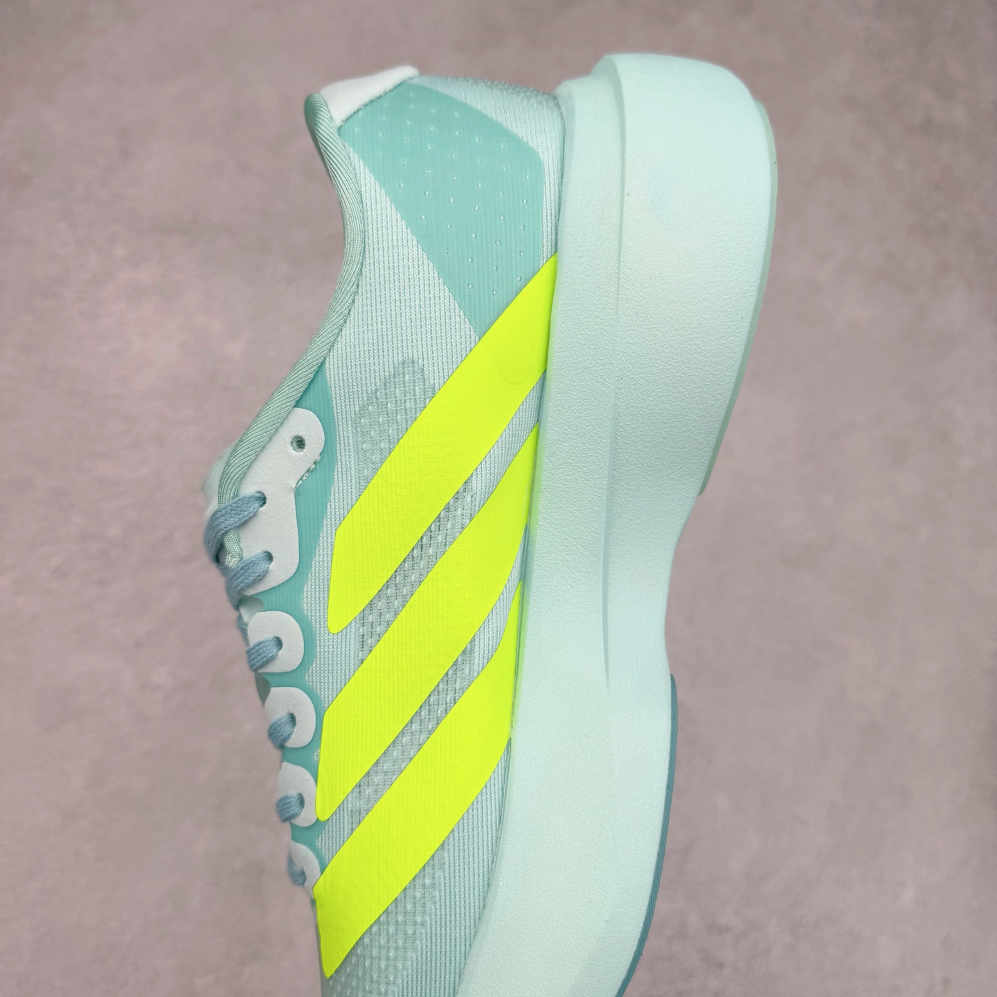 图片[7]-AD Adizero EVO SL 马拉松竞速专业跑鞋 JS4452 CELERMESH针织网面非常轻薄 纤维间的缝隙很大 可以保证跑步时的透气、排汗效果 鞋舌直接与两侧的内衬和鞋底连接在一起 在跑步过程中不会被鞋舌的左右移动所困扰 在标准鞋带孔的基础上再拓宽一组鞋带孔 适合不同脚型的需求 突破性 EnergyRods 技术，有助于跑者实现更好的成绩 中底独特的LIGHTSTRIKE PRO泡棉材质 微弹感觉在跑步过程中给予了良好的支撑体验 对于顶级精英和高水平进阶跑者来说 ADIOS PRO是一双值得信赖的竞速比赛用鞋 尺码：36 36.5 37.5 38 38.5 39 40 40.5 41 42 42.5 43 44 44.5 45-选品中心