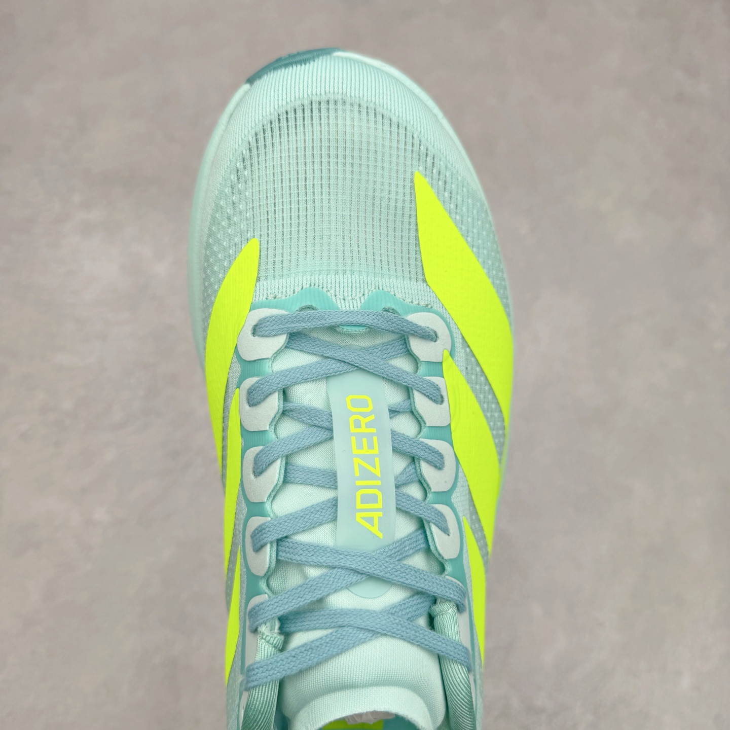 图片[4]-AD Adizero EVO SL 马拉松竞速专业跑鞋 JS4452 CELERMESH针织网面非常轻薄 纤维间的缝隙很大 可以保证跑步时的透气、排汗效果 鞋舌直接与两侧的内衬和鞋底连接在一起 在跑步过程中不会被鞋舌的左右移动所困扰 在标准鞋带孔的基础上再拓宽一组鞋带孔 适合不同脚型的需求 突破性 EnergyRods 技术，有助于跑者实现更好的成绩 中底独特的LIGHTSTRIKE PRO泡棉材质 微弹感觉在跑步过程中给予了良好的支撑体验 对于顶级精英和高水平进阶跑者来说 ADIOS PRO是一双值得信赖的竞速比赛用鞋 尺码：36 36.5 37.5 38 38.5 39 40 40.5 41 42 42.5 43 44 44.5 45-选品中心