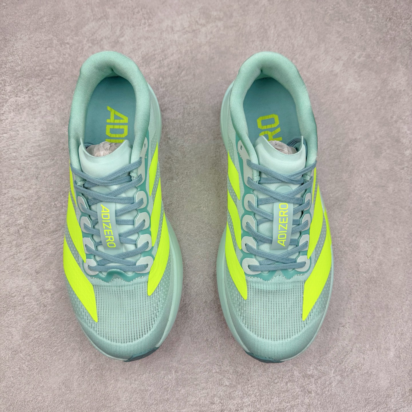 图片[2]-AD Adizero EVO SL 马拉松竞速专业跑鞋 JS4452 CELERMESH针织网面非常轻薄 纤维间的缝隙很大 可以保证跑步时的透气、排汗效果 鞋舌直接与两侧的内衬和鞋底连接在一起 在跑步过程中不会被鞋舌的左右移动所困扰 在标准鞋带孔的基础上再拓宽一组鞋带孔 适合不同脚型的需求 突破性 EnergyRods 技术，有助于跑者实现更好的成绩 中底独特的LIGHTSTRIKE PRO泡棉材质 微弹感觉在跑步过程中给予了良好的支撑体验 对于顶级精英和高水平进阶跑者来说 ADIOS PRO是一双值得信赖的竞速比赛用鞋 尺码：36 36.5 37.5 38 38.5 39 40 40.5 41 42 42.5 43 44 44.5 45-选品中心