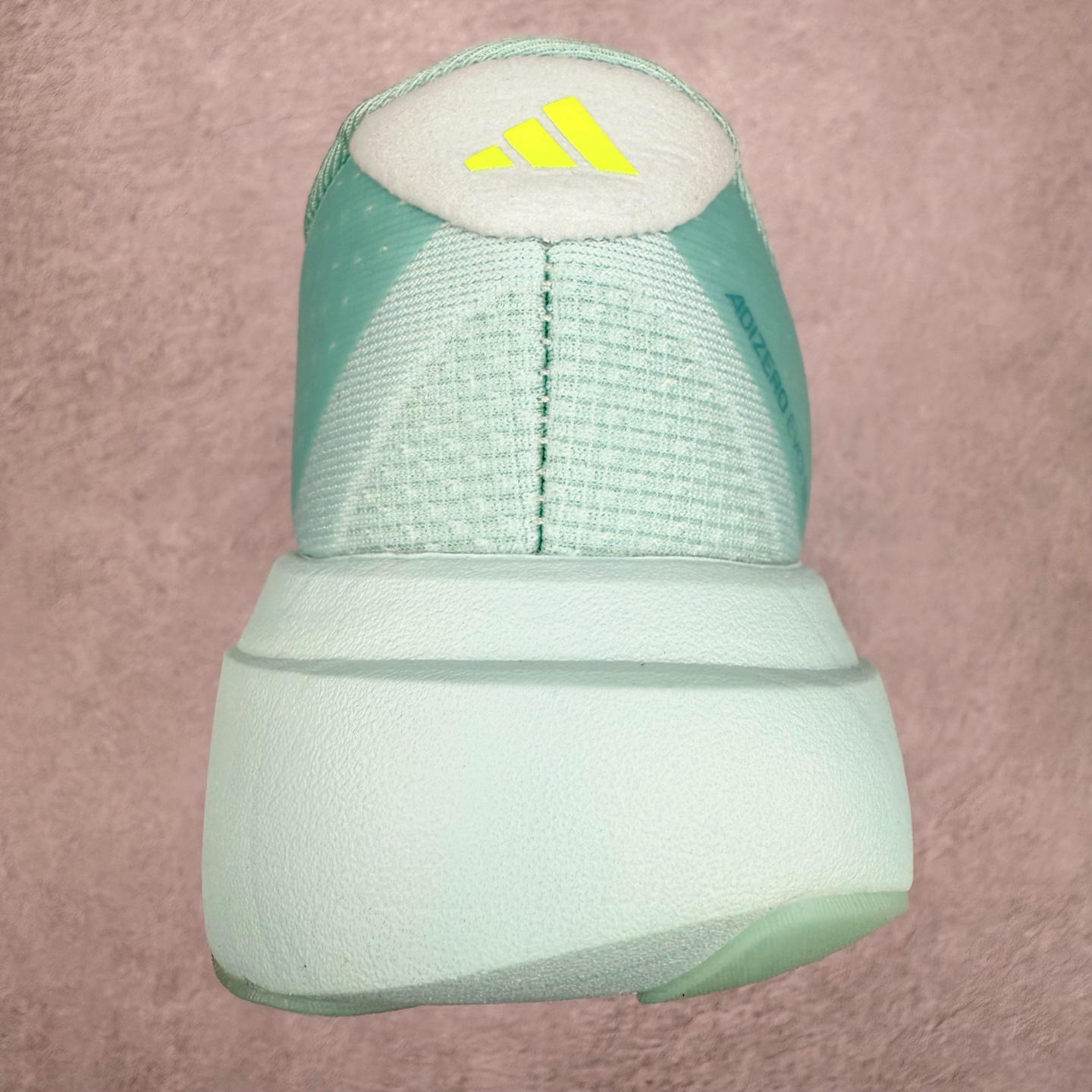 图片[8]-AD Adizero EVO SL 马拉松竞速专业跑鞋 JS4452 CELERMESH针织网面非常轻薄 纤维间的缝隙很大 可以保证跑步时的透气、排汗效果 鞋舌直接与两侧的内衬和鞋底连接在一起 在跑步过程中不会被鞋舌的左右移动所困扰 在标准鞋带孔的基础上再拓宽一组鞋带孔 适合不同脚型的需求 突破性 EnergyRods 技术，有助于跑者实现更好的成绩 中底独特的LIGHTSTRIKE PRO泡棉材质 微弹感觉在跑步过程中给予了良好的支撑体验 对于顶级精英和高水平进阶跑者来说 ADIOS PRO是一双值得信赖的竞速比赛用鞋 尺码：36 36.5 37.5 38 38.5 39 40 40.5 41 42 42.5 43 44 44.5 45-选品中心