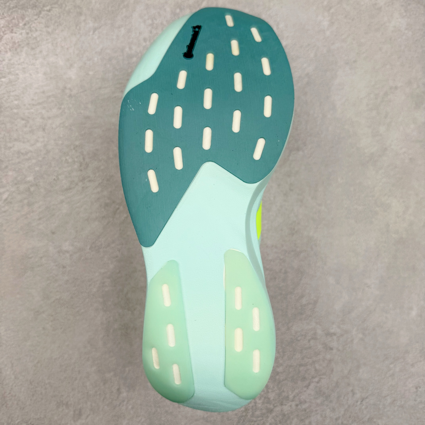 图片[9]-AD Adizero EVO SL 马拉松竞速专业跑鞋 JS4452 CELERMESH针织网面非常轻薄 纤维间的缝隙很大 可以保证跑步时的透气、排汗效果 鞋舌直接与两侧的内衬和鞋底连接在一起 在跑步过程中不会被鞋舌的左右移动所困扰 在标准鞋带孔的基础上再拓宽一组鞋带孔 适合不同脚型的需求 突破性 EnergyRods 技术，有助于跑者实现更好的成绩 中底独特的LIGHTSTRIKE PRO泡棉材质 微弹感觉在跑步过程中给予了良好的支撑体验 对于顶级精英和高水平进阶跑者来说 ADIOS PRO是一双值得信赖的竞速比赛用鞋 尺码：36 36.5 37.5 38 38.5 39 40 40.5 41 42 42.5 43 44 44.5 45-选品中心