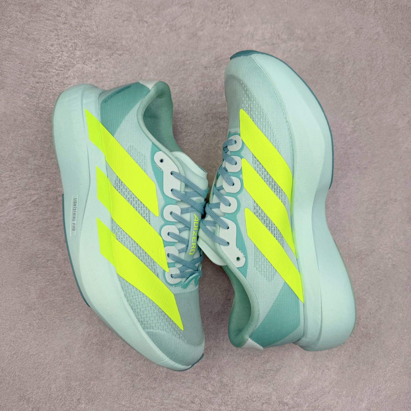 图片[3]-AD Adizero EVO SL 马拉松竞速专业跑鞋 JS4452 CELERMESH针织网面非常轻薄 纤维间的缝隙很大 可以保证跑步时的透气、排汗效果 鞋舌直接与两侧的内衬和鞋底连接在一起 在跑步过程中不会被鞋舌的左右移动所困扰 在标准鞋带孔的基础上再拓宽一组鞋带孔 适合不同脚型的需求 突破性 EnergyRods 技术，有助于跑者实现更好的成绩 中底独特的LIGHTSTRIKE PRO泡棉材质 微弹感觉在跑步过程中给予了良好的支撑体验 对于顶级精英和高水平进阶跑者来说 ADIOS PRO是一双值得信赖的竞速比赛用鞋 尺码：36 36.5 37.5 38 38.5 39 40 40.5 41 42 42.5 43 44 44.5 45-选品中心