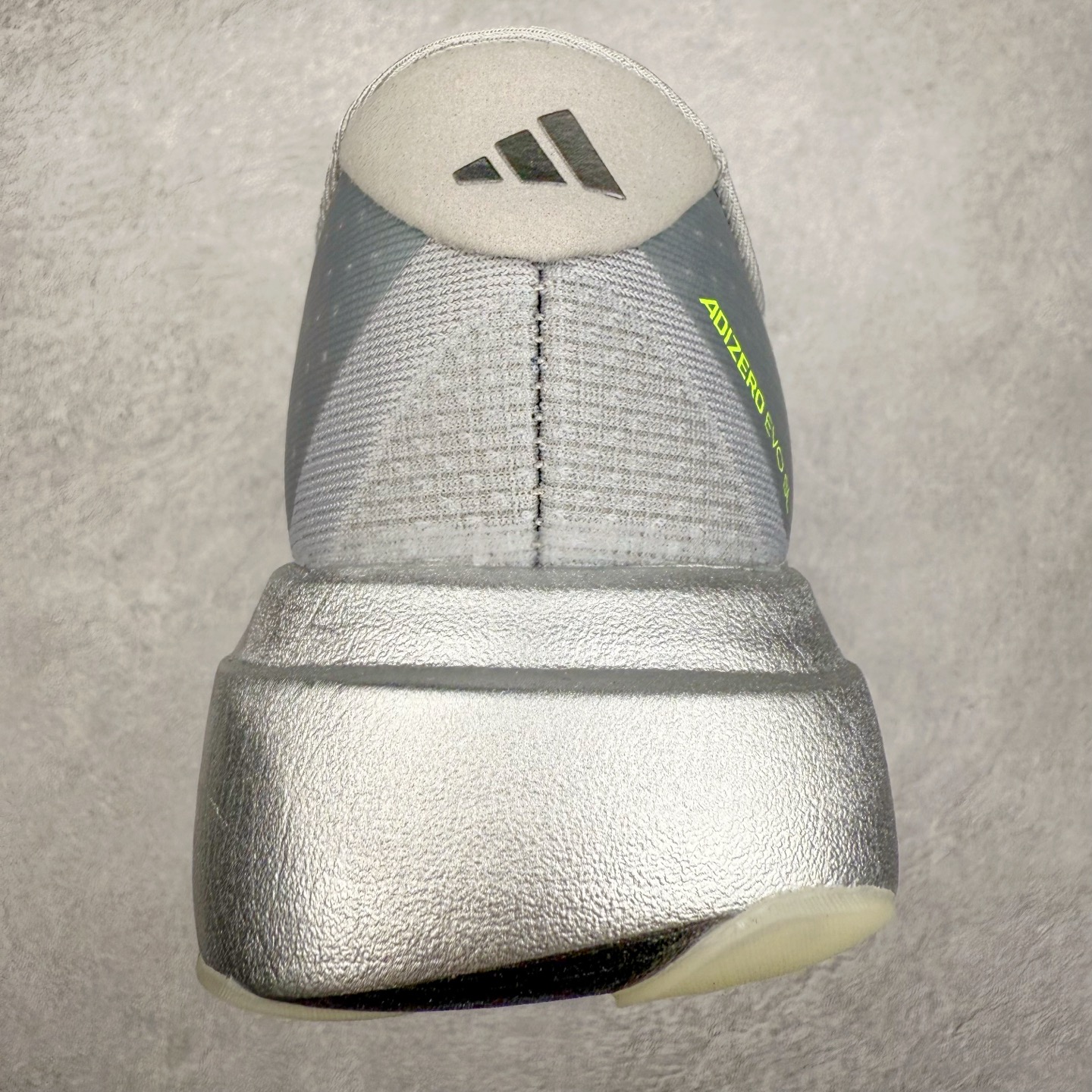 图片[8]-AD Adizero EVO SL 马拉松竞速专业跑鞋 JR3419 CELERMESH针织网面非常轻薄 纤维间的缝隙很大 可以保证跑步时的透气、排汗效果 鞋舌直接与两侧的内衬和鞋底连接在一起 在跑步过程中不会被鞋舌的左右移动所困扰 在标准鞋带孔的基础上再拓宽一组鞋带孔 适合不同脚型的需求 突破性 EnergyRods 技术，有助于跑者实现更好的成绩 中底独特的LIGHTSTRIKE PRO泡棉材质 微弹感觉在跑步过程中给予了良好的支撑体验 对于顶级精英和高水平进阶跑者来说 ADIOS PRO是一双值得信赖的竞速比赛用鞋 尺码：36 36.5 37.5 38 38.5 39 40 40.5 41 42 42.5 43 44 44.5 45-选品中心