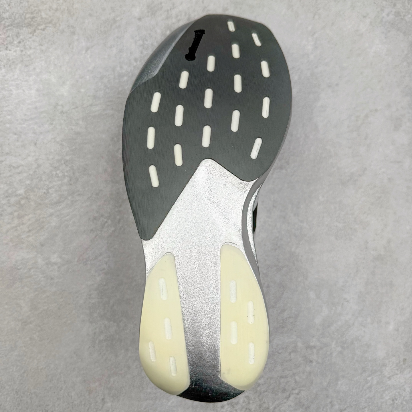 图片[9]-AD Adizero EVO SL 马拉松竞速专业跑鞋 JR3419 CELERMESH针织网面非常轻薄 纤维间的缝隙很大 可以保证跑步时的透气、排汗效果 鞋舌直接与两侧的内衬和鞋底连接在一起 在跑步过程中不会被鞋舌的左右移动所困扰 在标准鞋带孔的基础上再拓宽一组鞋带孔 适合不同脚型的需求 突破性 EnergyRods 技术，有助于跑者实现更好的成绩 中底独特的LIGHTSTRIKE PRO泡棉材质 微弹感觉在跑步过程中给予了良好的支撑体验 对于顶级精英和高水平进阶跑者来说 ADIOS PRO是一双值得信赖的竞速比赛用鞋 尺码：36 36.5 37.5 38 38.5 39 40 40.5 41 42 42.5 43 44 44.5 45-选品中心