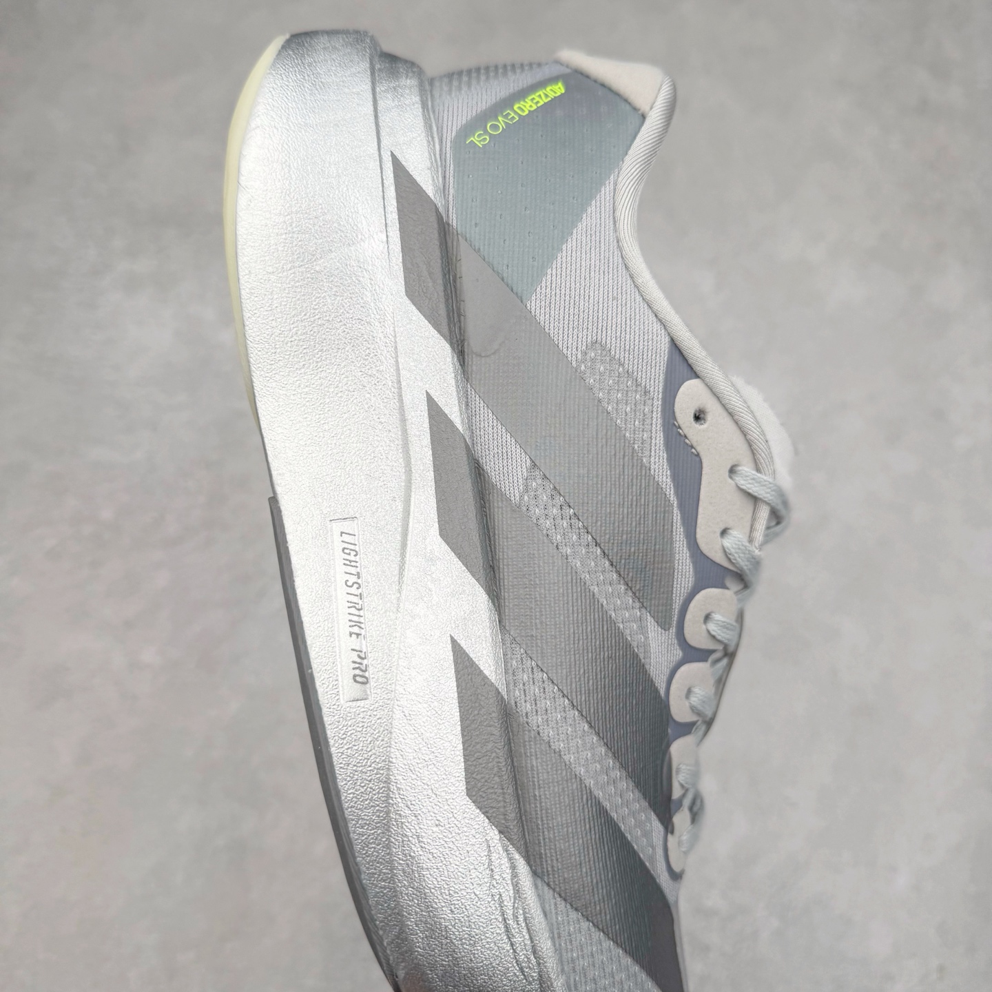 图片[6]-AD Adizero EVO SL 马拉松竞速专业跑鞋 JR3419 CELERMESH针织网面非常轻薄 纤维间的缝隙很大 可以保证跑步时的透气、排汗效果 鞋舌直接与两侧的内衬和鞋底连接在一起 在跑步过程中不会被鞋舌的左右移动所困扰 在标准鞋带孔的基础上再拓宽一组鞋带孔 适合不同脚型的需求 突破性 EnergyRods 技术，有助于跑者实现更好的成绩 中底独特的LIGHTSTRIKE PRO泡棉材质 微弹感觉在跑步过程中给予了良好的支撑体验 对于顶级精英和高水平进阶跑者来说 ADIOS PRO是一双值得信赖的竞速比赛用鞋 尺码：36 36.5 37.5 38 38.5 39 40 40.5 41 42 42.5 43 44 44.5 45-选品中心