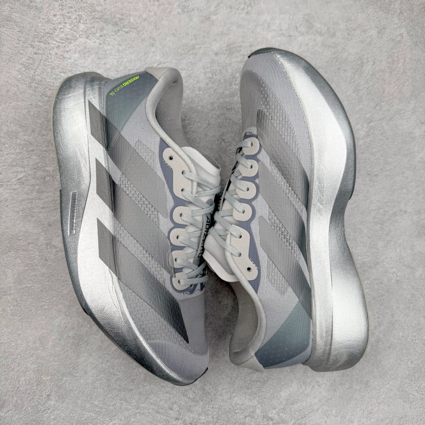 图片[3]-AD Adizero EVO SL 马拉松竞速专业跑鞋 JR3419 CELERMESH针织网面非常轻薄 纤维间的缝隙很大 可以保证跑步时的透气、排汗效果 鞋舌直接与两侧的内衬和鞋底连接在一起 在跑步过程中不会被鞋舌的左右移动所困扰 在标准鞋带孔的基础上再拓宽一组鞋带孔 适合不同脚型的需求 突破性 EnergyRods 技术，有助于跑者实现更好的成绩 中底独特的LIGHTSTRIKE PRO泡棉材质 微弹感觉在跑步过程中给予了良好的支撑体验 对于顶级精英和高水平进阶跑者来说 ADIOS PRO是一双值得信赖的竞速比赛用鞋 尺码：36 36.5 37.5 38 38.5 39 40 40.5 41 42 42.5 43 44 44.5 45-选品中心